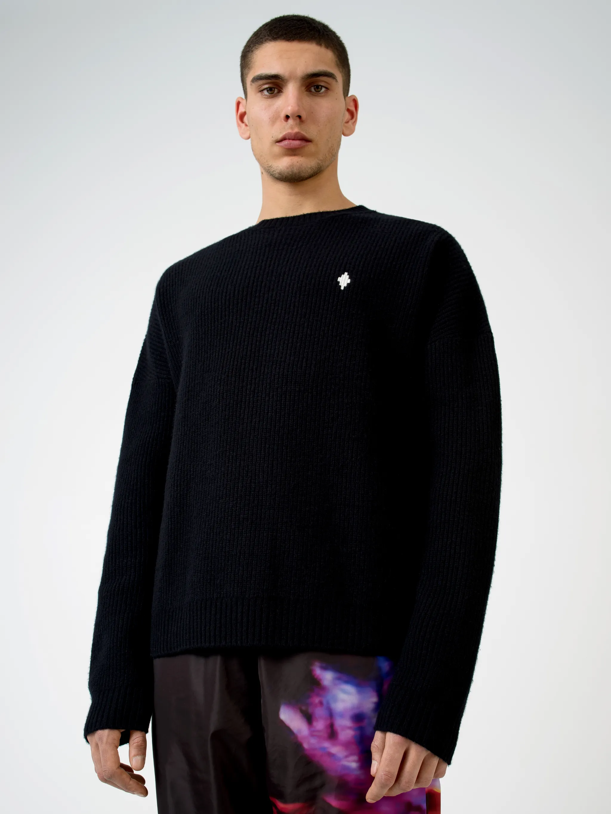 Black wool MBCM ribbed-knit wool jumper from Marcelo Burlon County of Milan featuring chunky ribbed knit, embroidered logo at the chest, embroidered logo to the rear, ribbed edge, crew neck, long sleeves and straight hem.