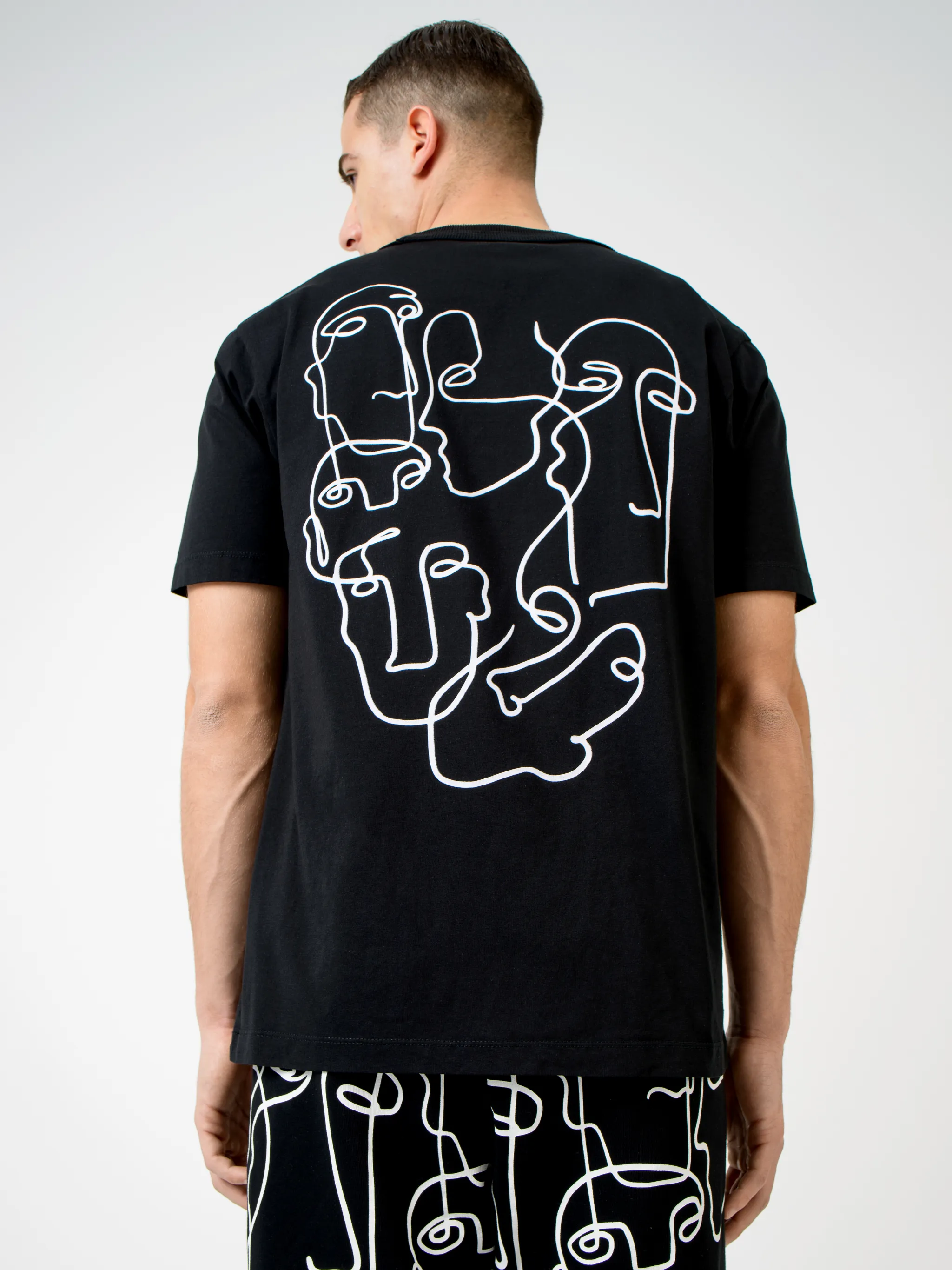 Black cotton Faces crew-neck T-shirt from Marcelo Burlon County of Milan featuring logo print to the front, graphic print to the rear, crew neck, short sleeves and straight hem.