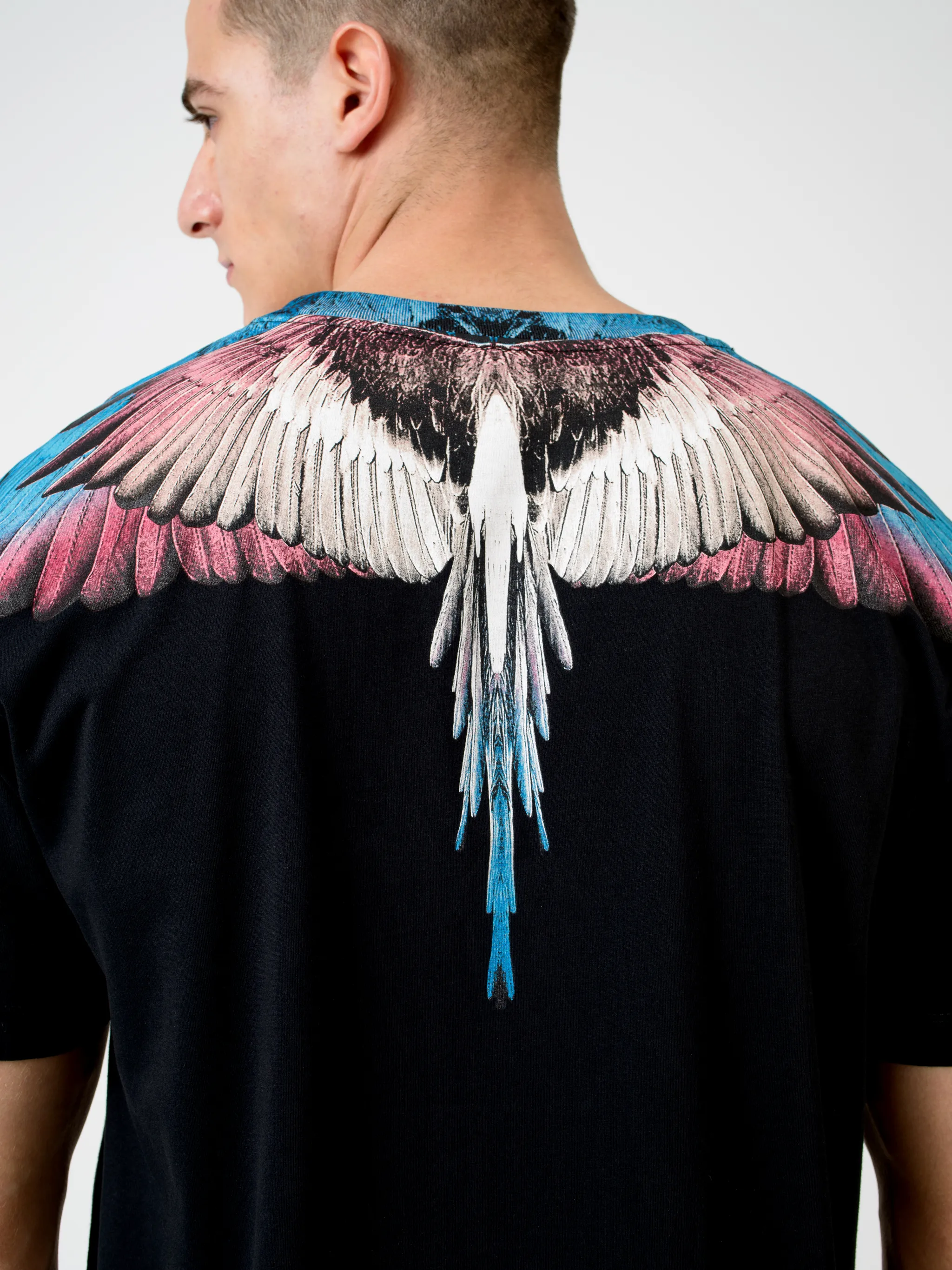 Black cotton Wings-print T-shirt from Marcelo Burlon County of Milan featuring round neck and short sleeves.