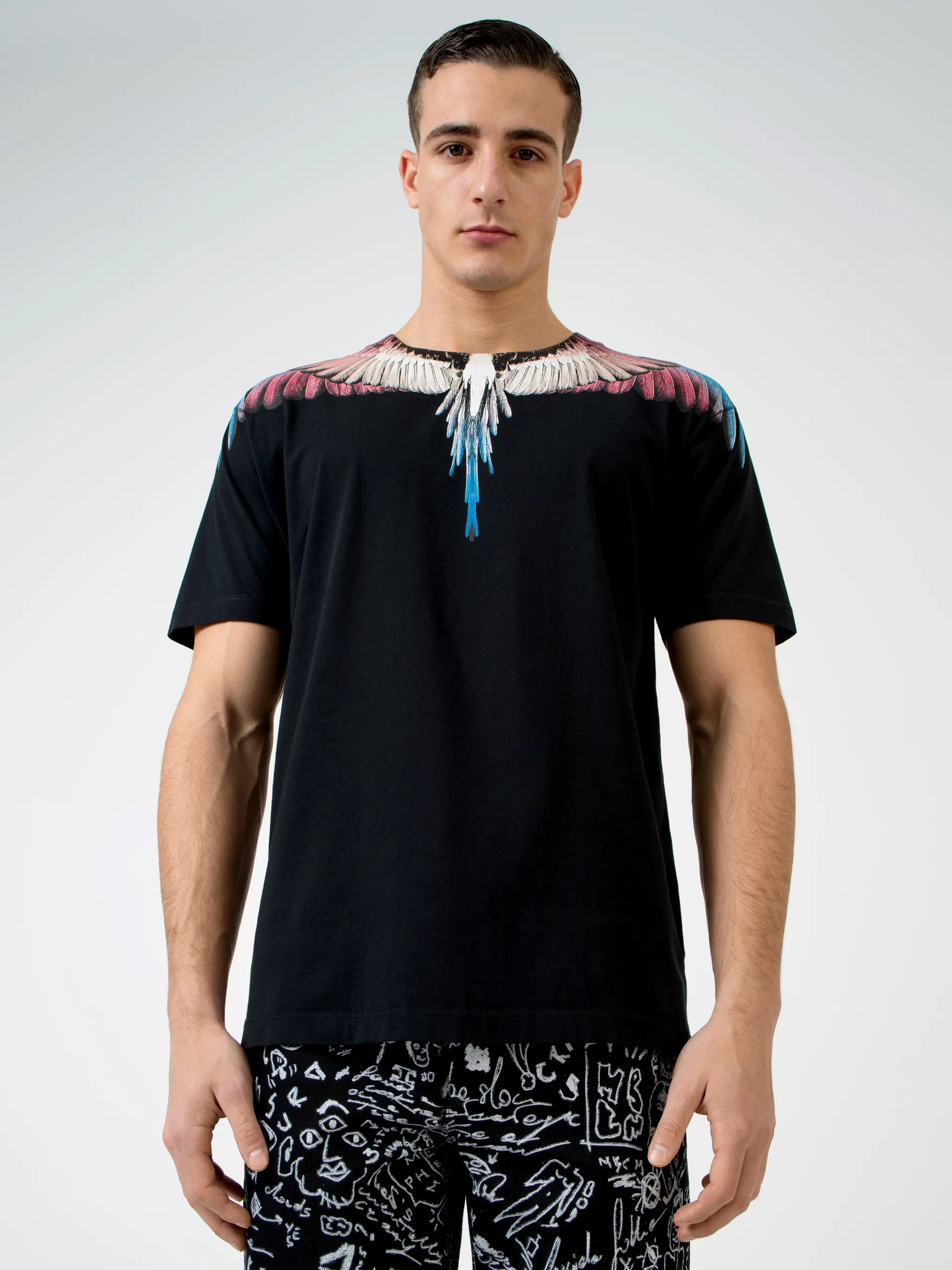 Black cotton Wings-print T-shirt from Marcelo Burlon County of Milan featuring round neck and short sleeves.