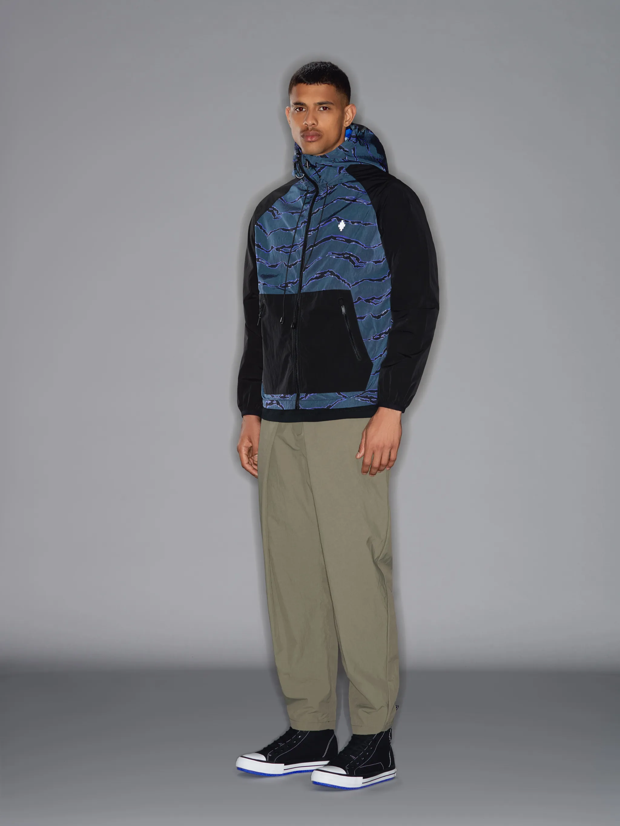 Navy blue cotton blend all over camouflage windbreaker jacket from Marcelo Burlon County of Milan featuring drawstring hood, front zip fastening, embroidered logo at the chest, front zip fastening pockets, long raglan sleeves and elasticated cuffs.