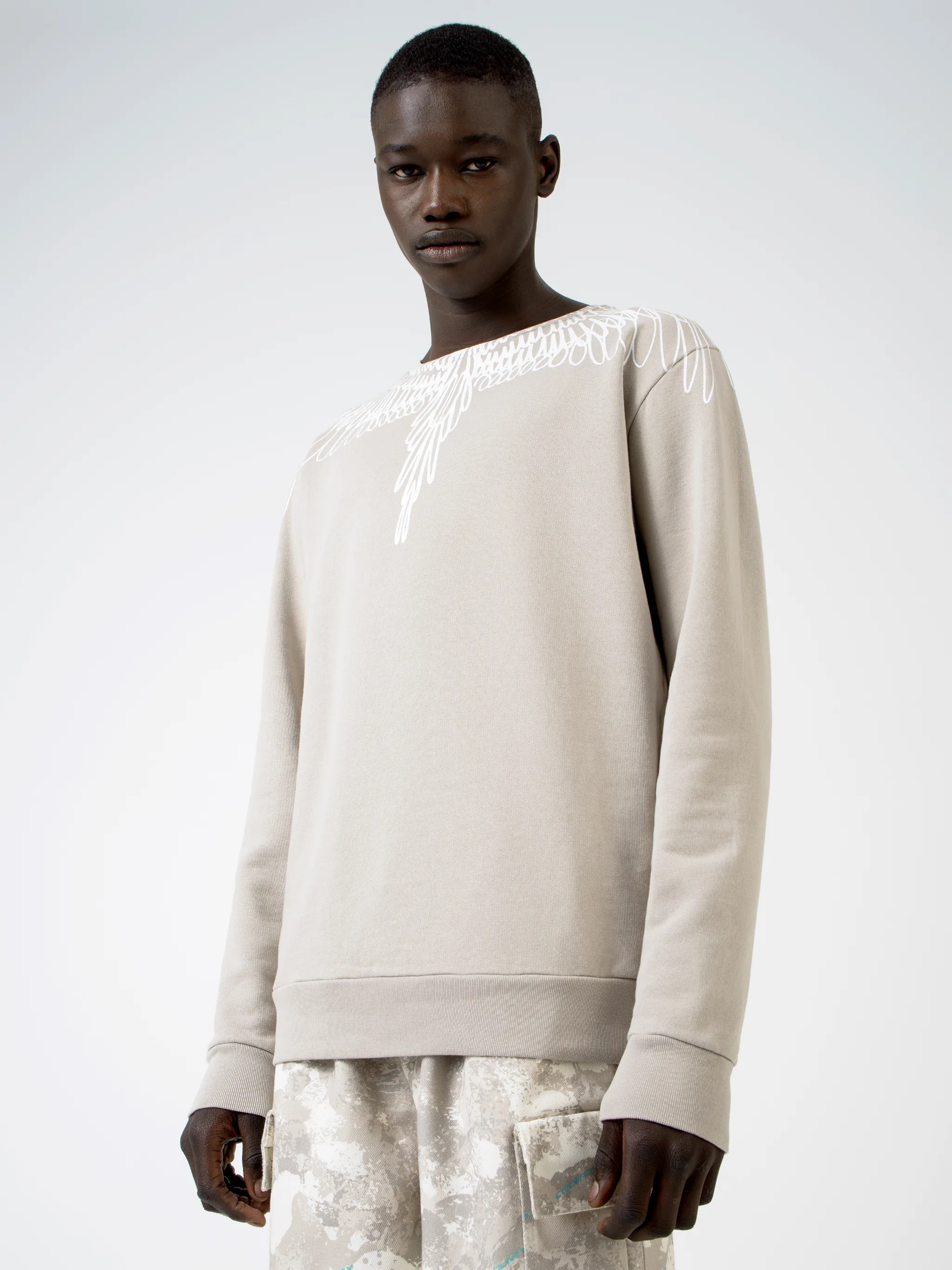This Wings sweatshirt will not give you the power to fly. It will, although, give you heavenly comfort, which ultimately, is all a boy needs. Marcelo Burlon County of Milan really knows your needs. Featuring a straight hem, ribbed trimming, a crew neck, long sleeves and signature Wings print to the shoulders.