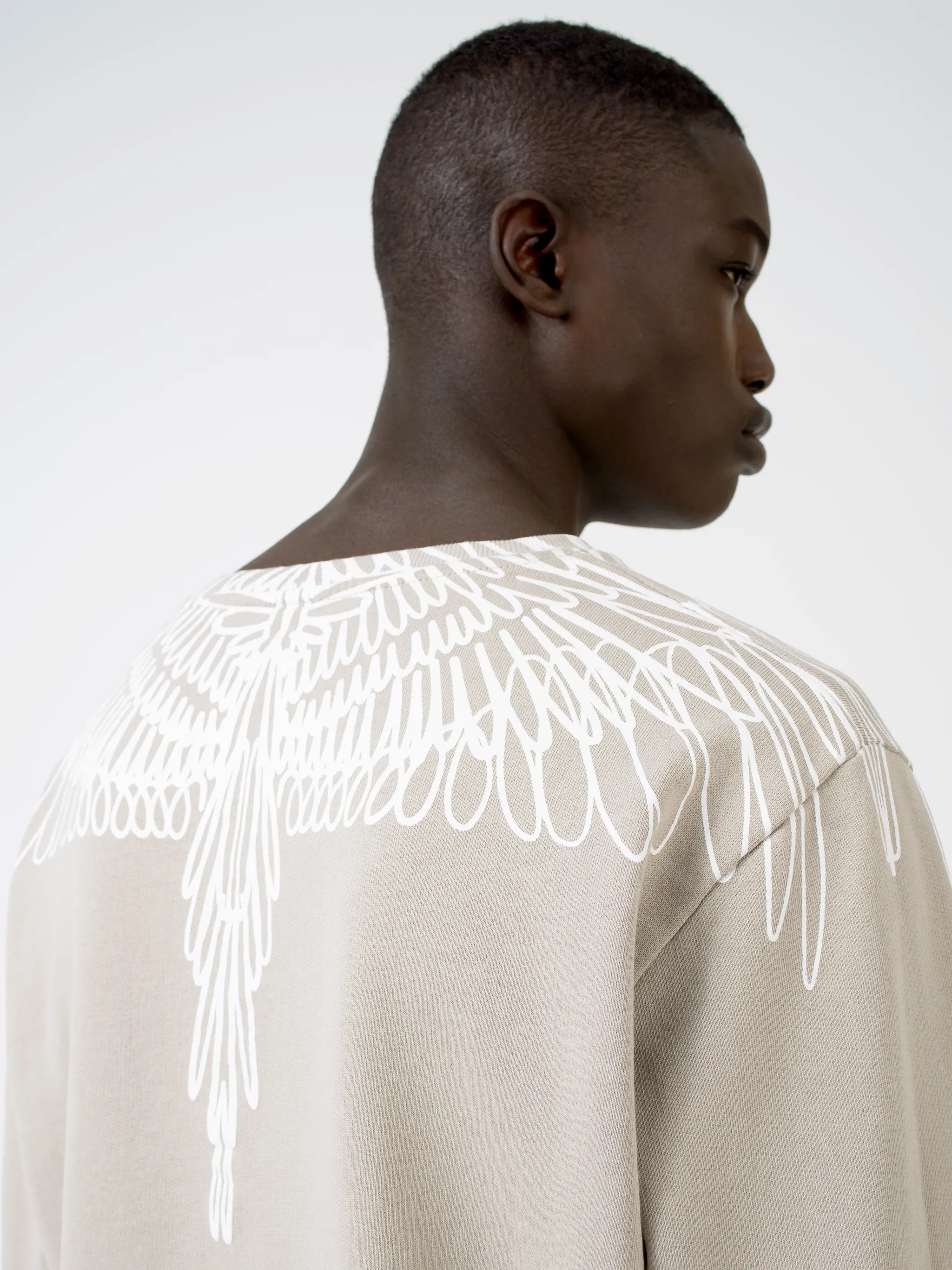 This Wings sweatshirt will not give you the power to fly. It will, although, give you heavenly comfort, which ultimately, is all a boy needs. Marcelo Burlon County of Milan really knows your needs. Featuring a straight hem, ribbed trimming, a crew neck, long sleeves and signature Wings print to the shoulders.