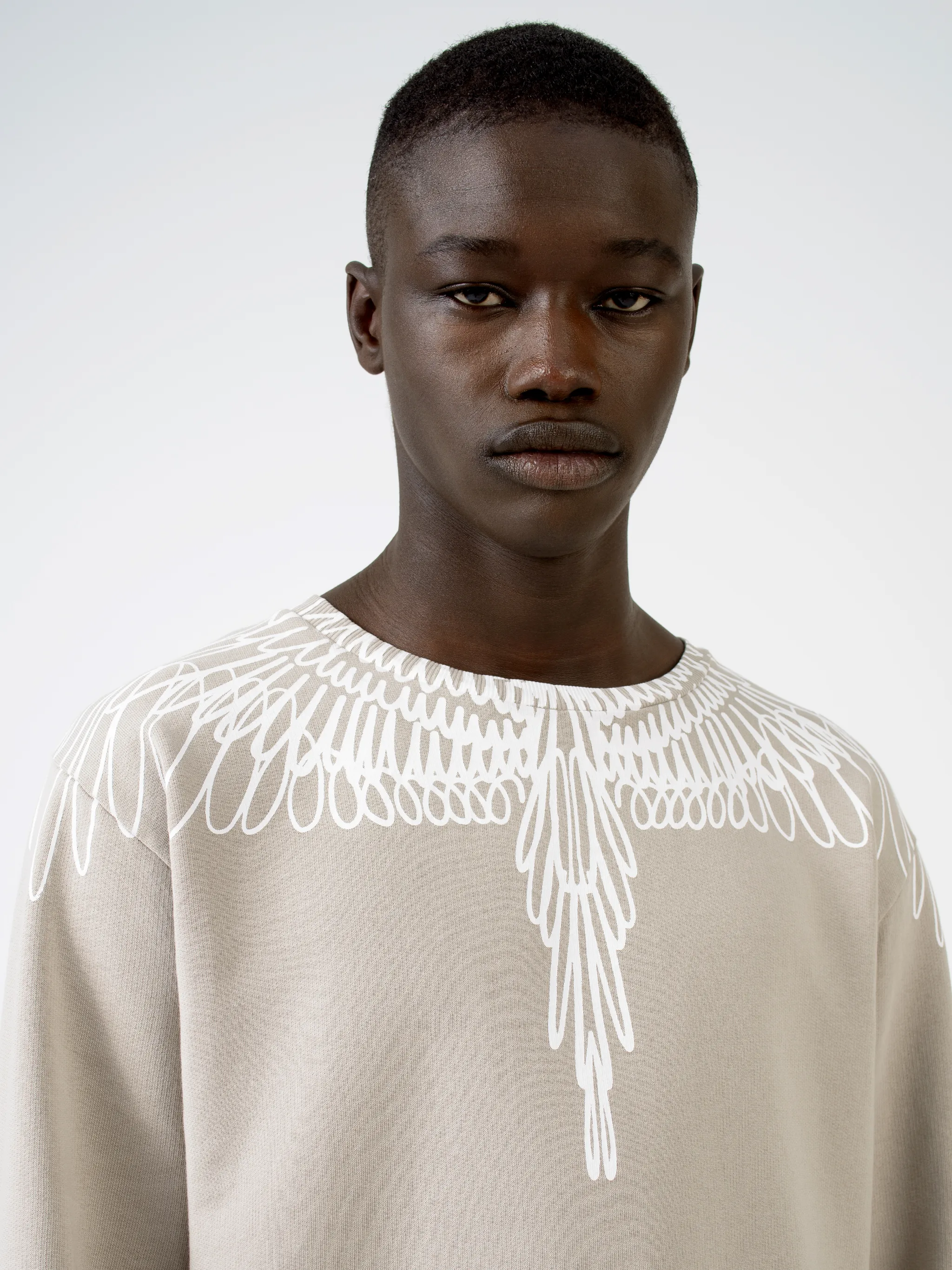 This Wings sweatshirt will not give you the power to fly. It will, although, give you heavenly comfort, which ultimately, is all a boy needs. Marcelo Burlon County of Milan really knows your needs. Featuring a straight hem, ribbed trimming, a crew neck, long sleeves and signature Wings print to the shoulders.