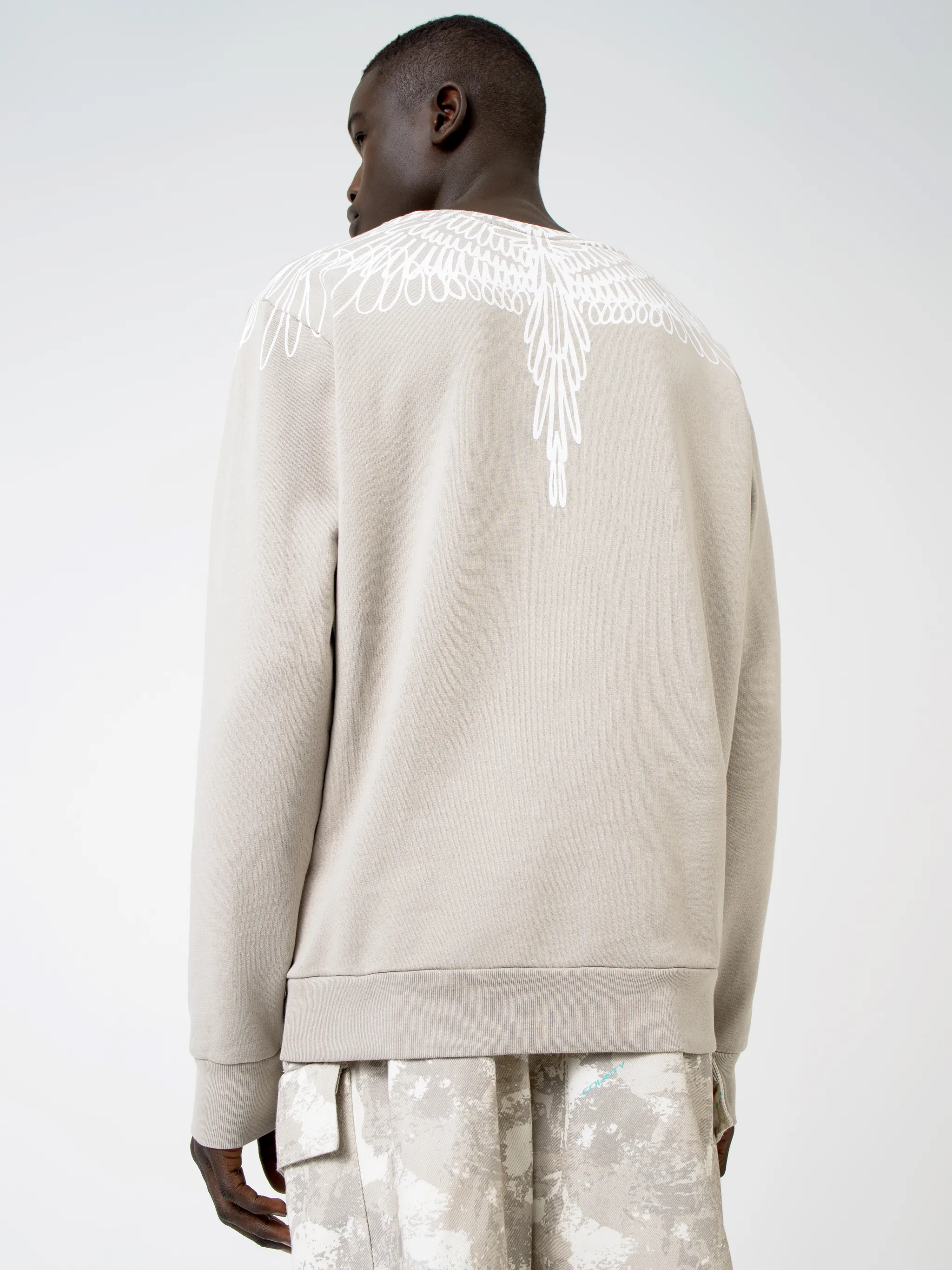 This Wings sweatshirt will not give you the power to fly. It will, although, give you heavenly comfort, which ultimately, is all a boy needs. Marcelo Burlon County of Milan really knows your needs. Featuring a straight hem, ribbed trimming, a crew neck, long sleeves and signature Wings print to the shoulders.