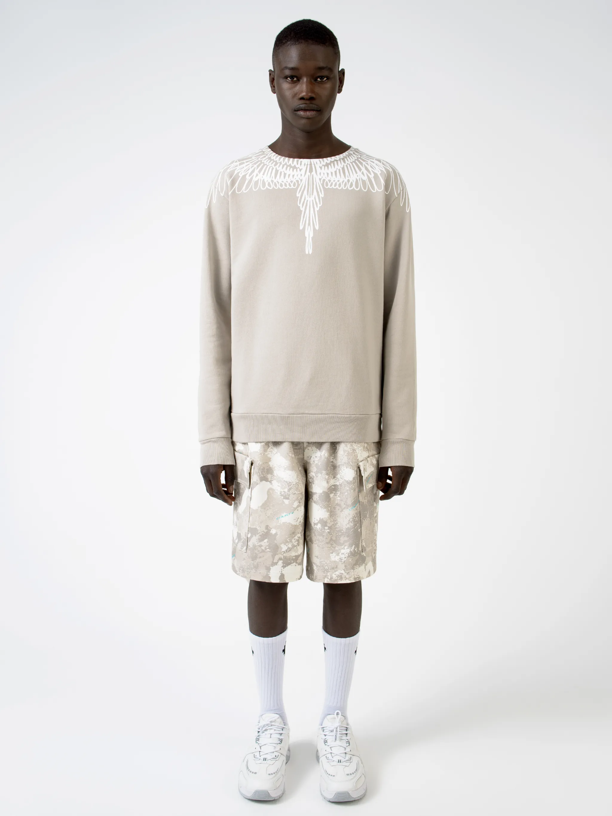 This Wings sweatshirt will not give you the power to fly. It will, although, give you heavenly comfort, which ultimately, is all a boy needs. Marcelo Burlon County of Milan really knows your needs. Featuring a straight hem, ribbed trimming, a crew neck, long sleeves and signature Wings print to the shoulders.