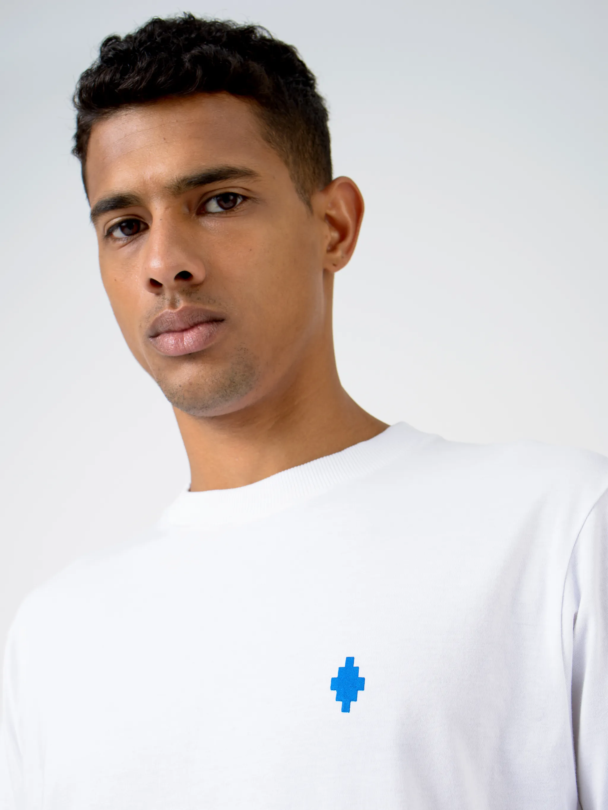 White cotton Psych Clouds crew-neck T-shirt from Marcelo Burlon County of Milan featuring embroidered logo at the chest, graphic print to the rear, crew neck, short sleeves and straight hem.