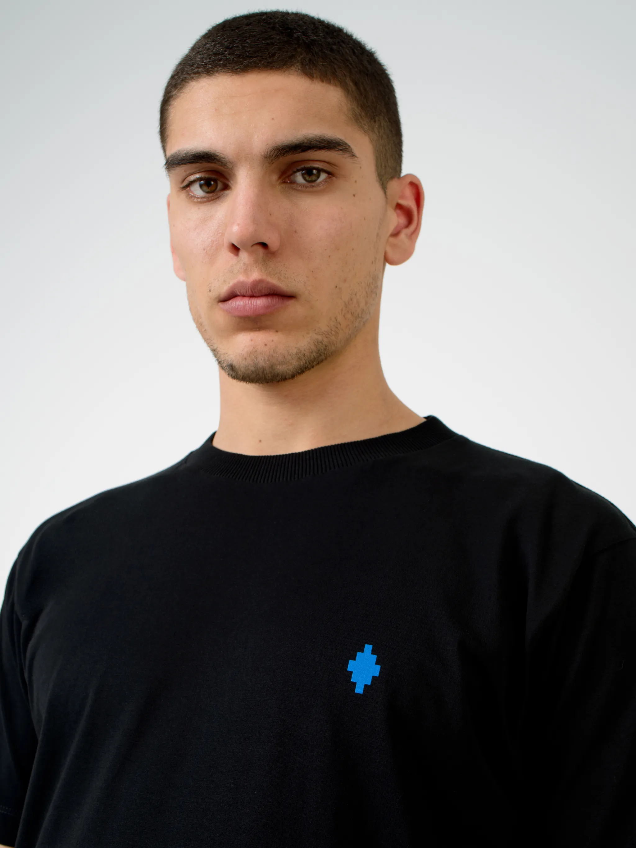 Black cotton Psych Clouds print T-shirt from Marcelo Burlon County of Milan featuring logo print at the chest, crew neck and short sleeves.