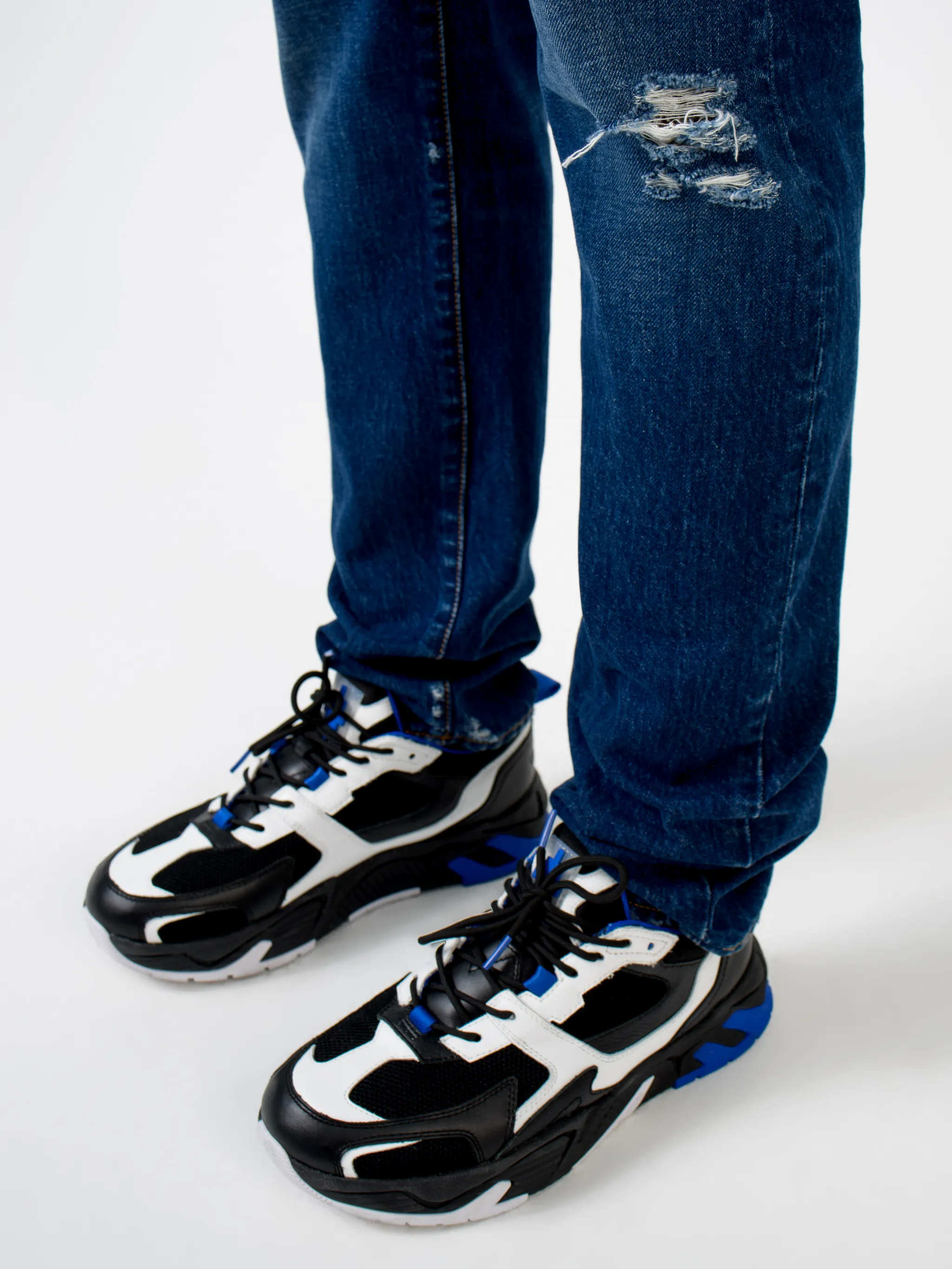 Indigo-blue cotton Wings ripped-detailing slim-fit jeans from Marcelo Burlon County of Milan featuring wings print, logo patch to the rear, ripped detailing, belt loops, mid-rise, front button and zip fastening, slim cut and classic five pockets.