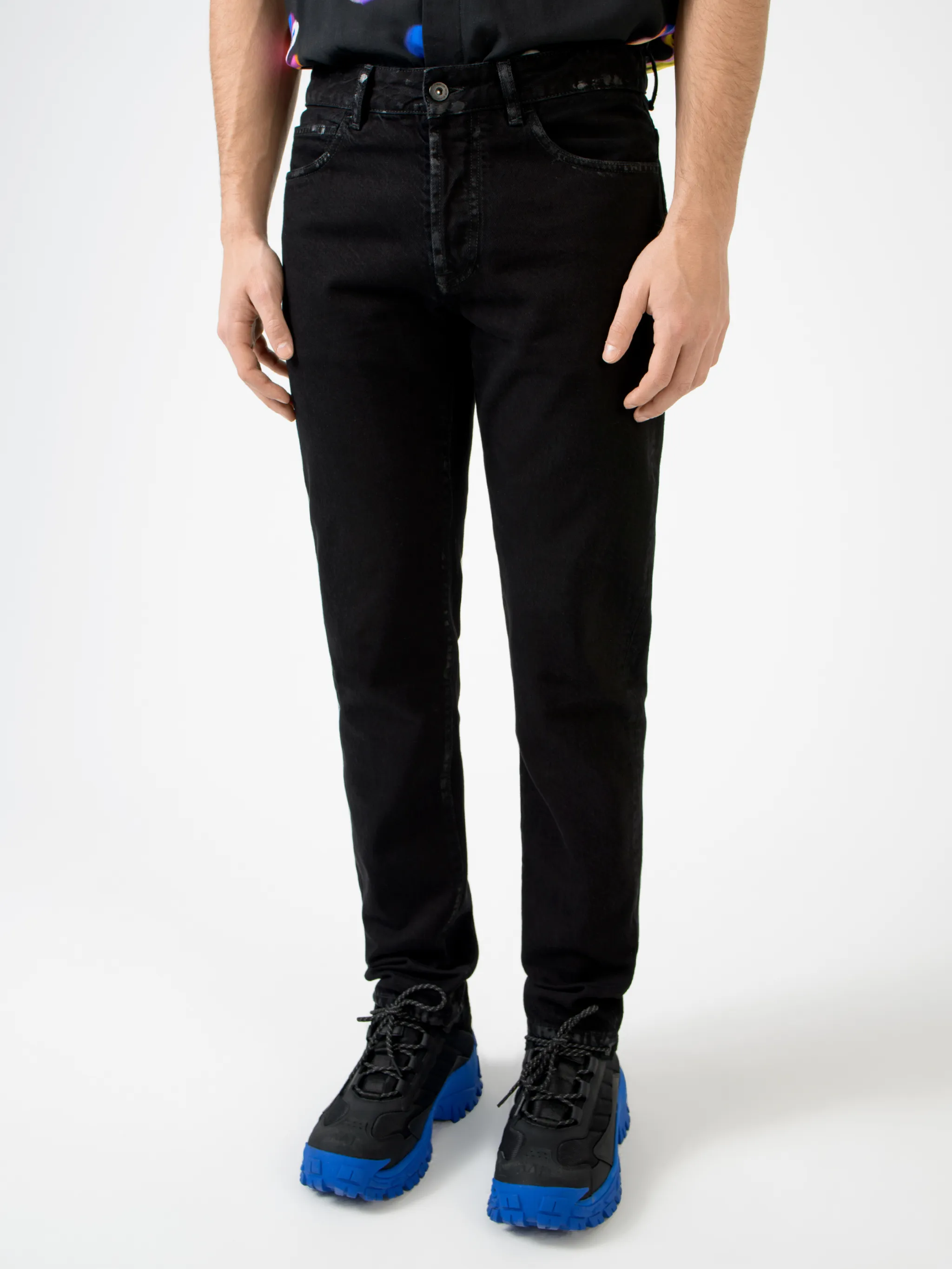Black cotton Wings straight-leg jeans from Marcelo Burlon County of Milan featuring wings print, logo patch to the rear, belt loops, mid-rise, front button and zip fastening, straight leg and classic five pockets.