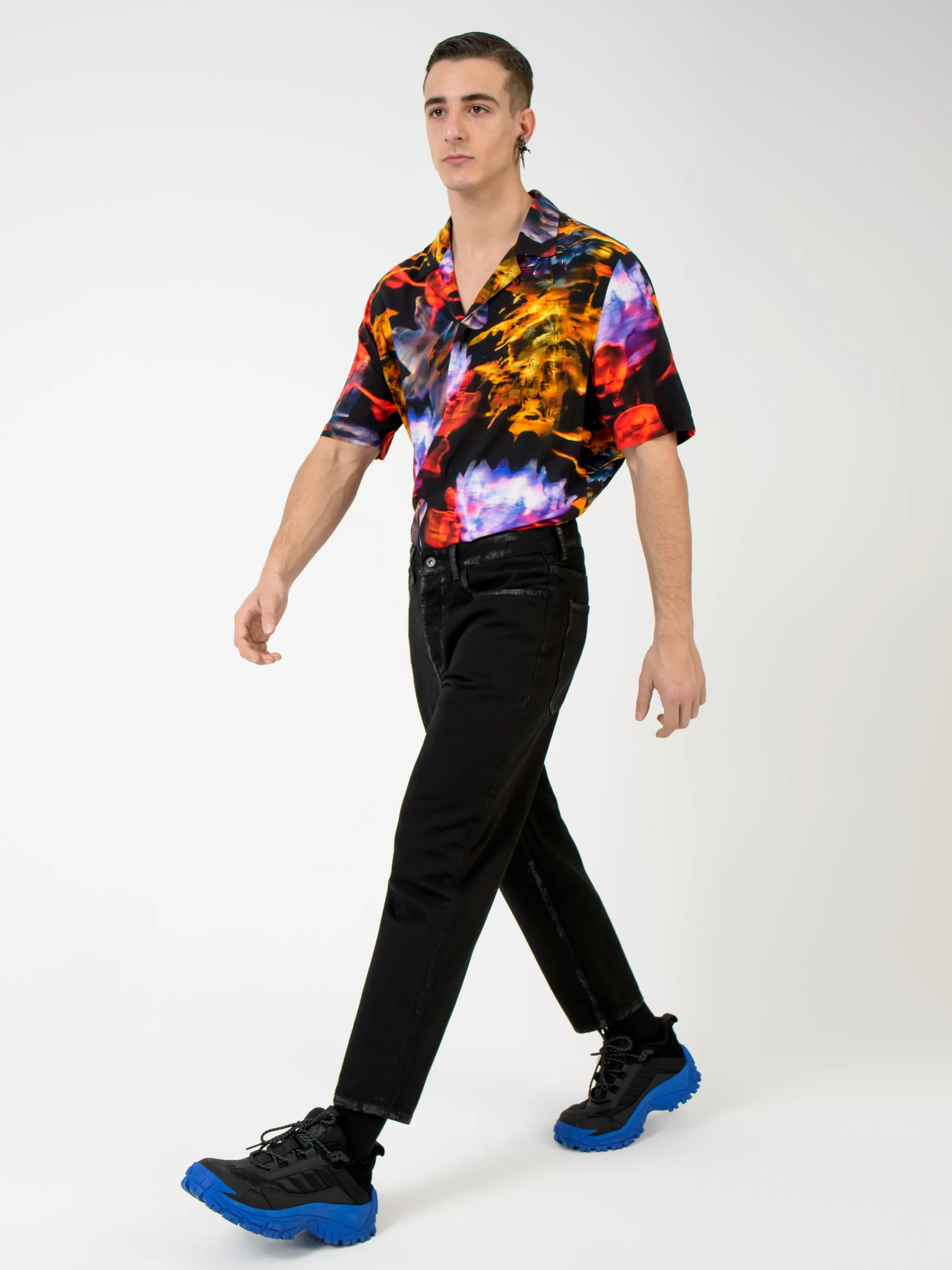 Black cotton Wings straight-leg jeans from Marcelo Burlon County of Milan featuring wings print, logo patch to the rear, belt loops, mid-rise, front button and zip fastening, straight leg and classic five pockets.