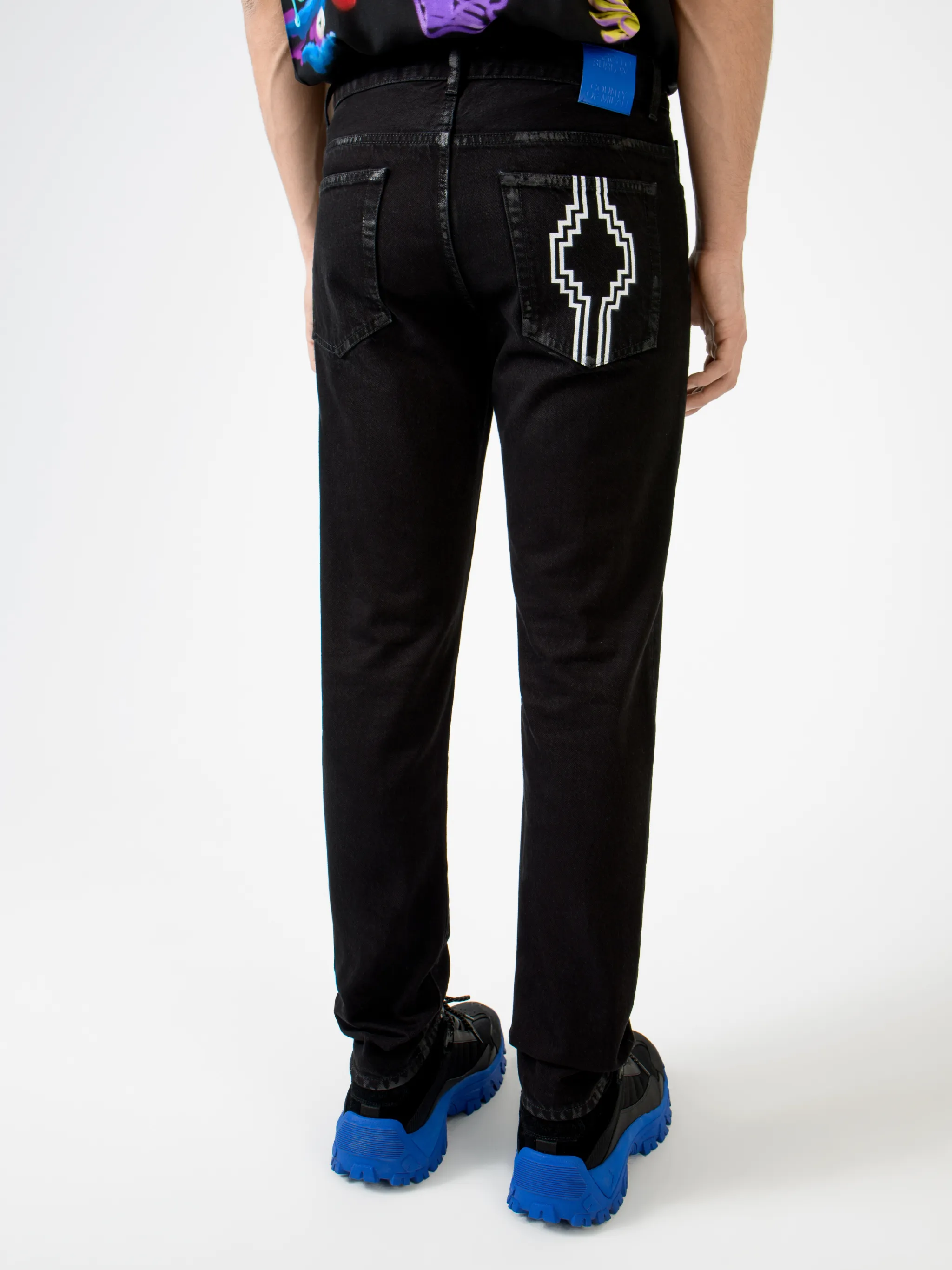 Black cotton Wings straight-leg jeans from Marcelo Burlon County of Milan featuring wings print, logo patch to the rear, belt loops, mid-rise, front button and zip fastening, straight leg and classic five pockets.