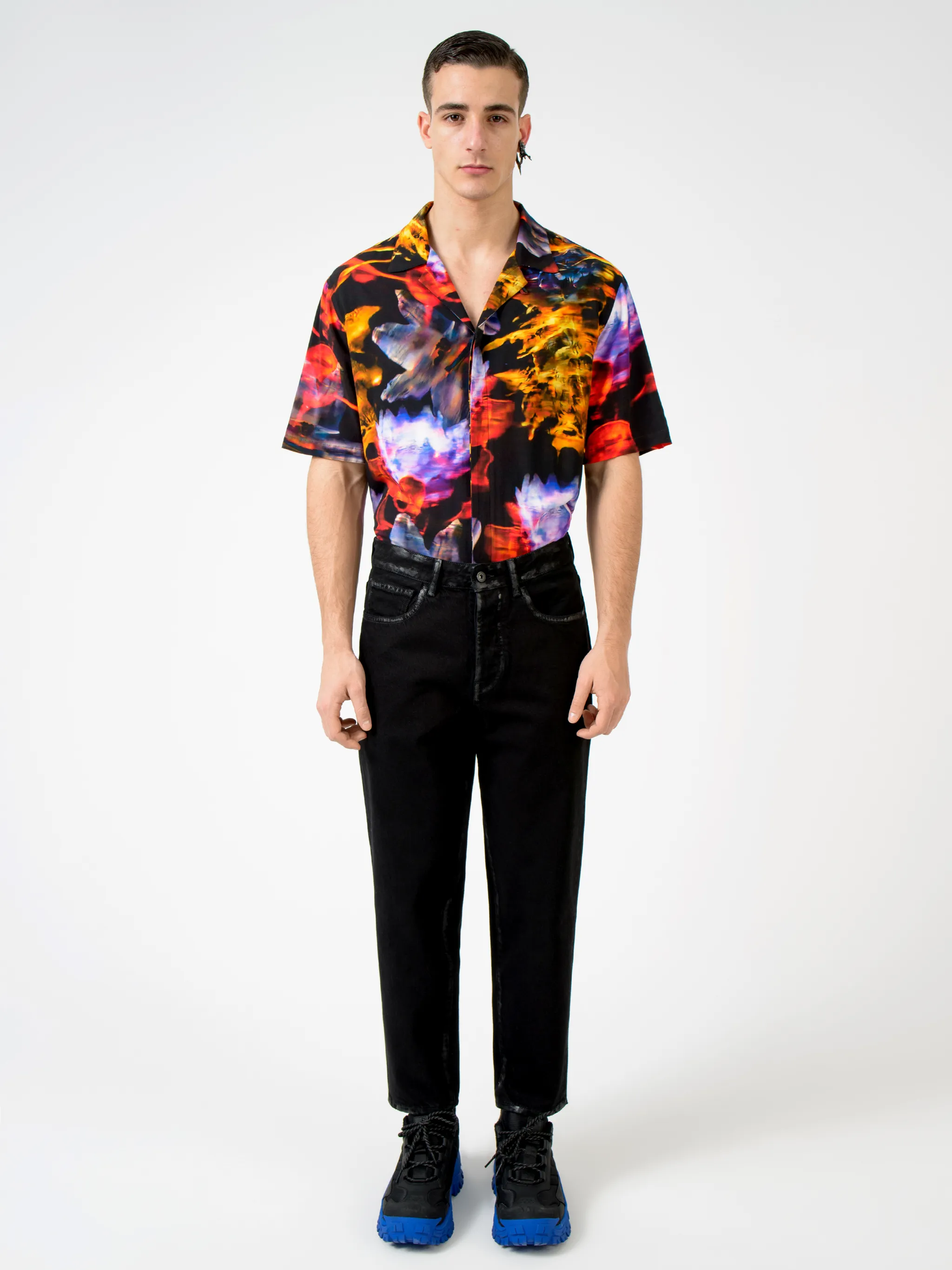 Black cotton Wings straight-leg jeans from Marcelo Burlon County of Milan featuring wings print, logo patch to the rear, belt loops, mid-rise, front button and zip fastening, straight leg and classic five pockets.