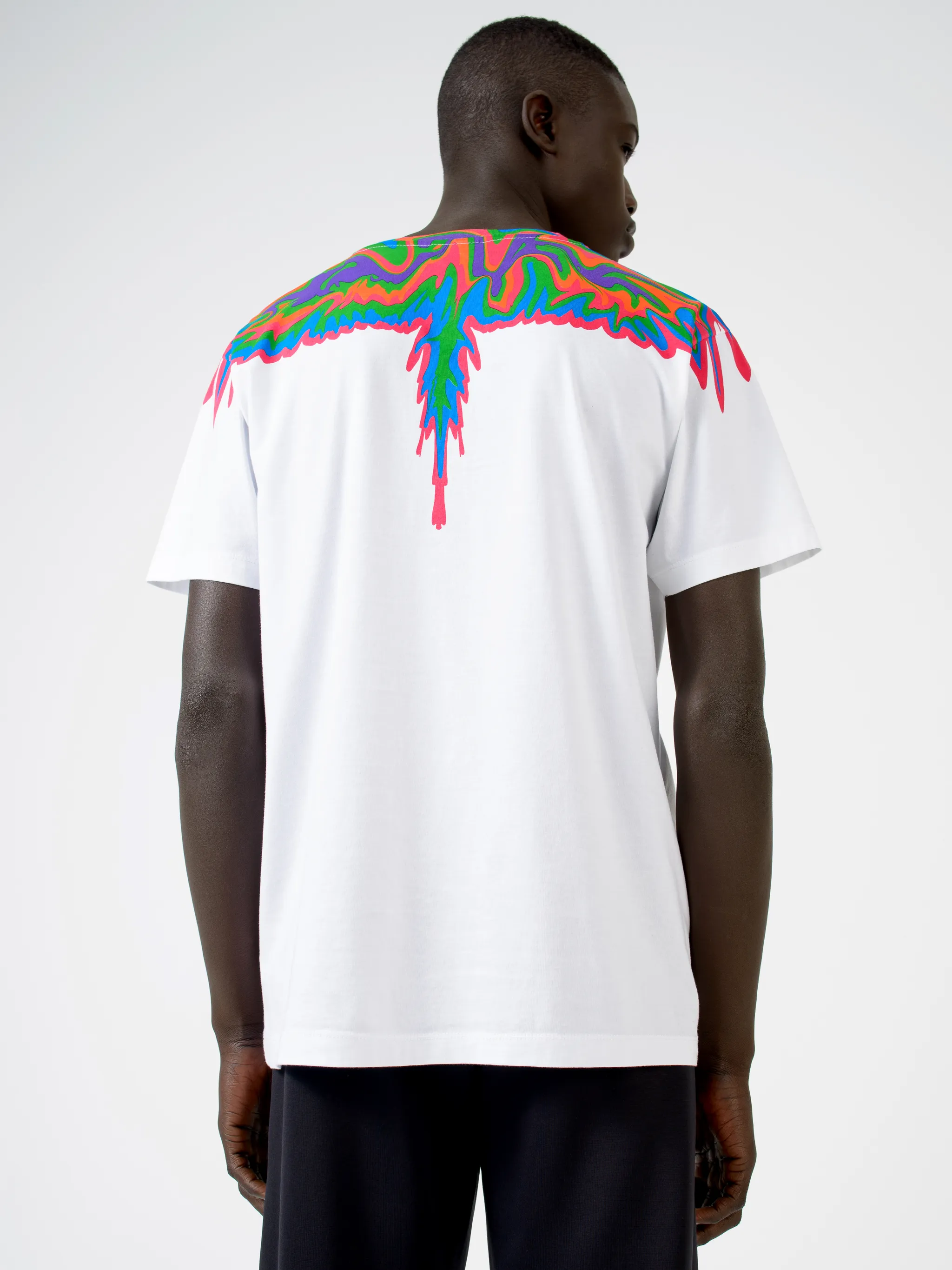 Isn't it about time you spread your wings and take your wardrobe in a different direction? Feel free as a bird with this white cotton Psychedelic Wings T-shirt from Marcelo Burlon County of Milan that has been crafted with lightweight breathable cotton that keeps you feel fresh throughout the day. Your style is about to take flight. Featuring a ribbed crew neck, a jersey knit, a relaxed fit, a straight hem and short sleeves.