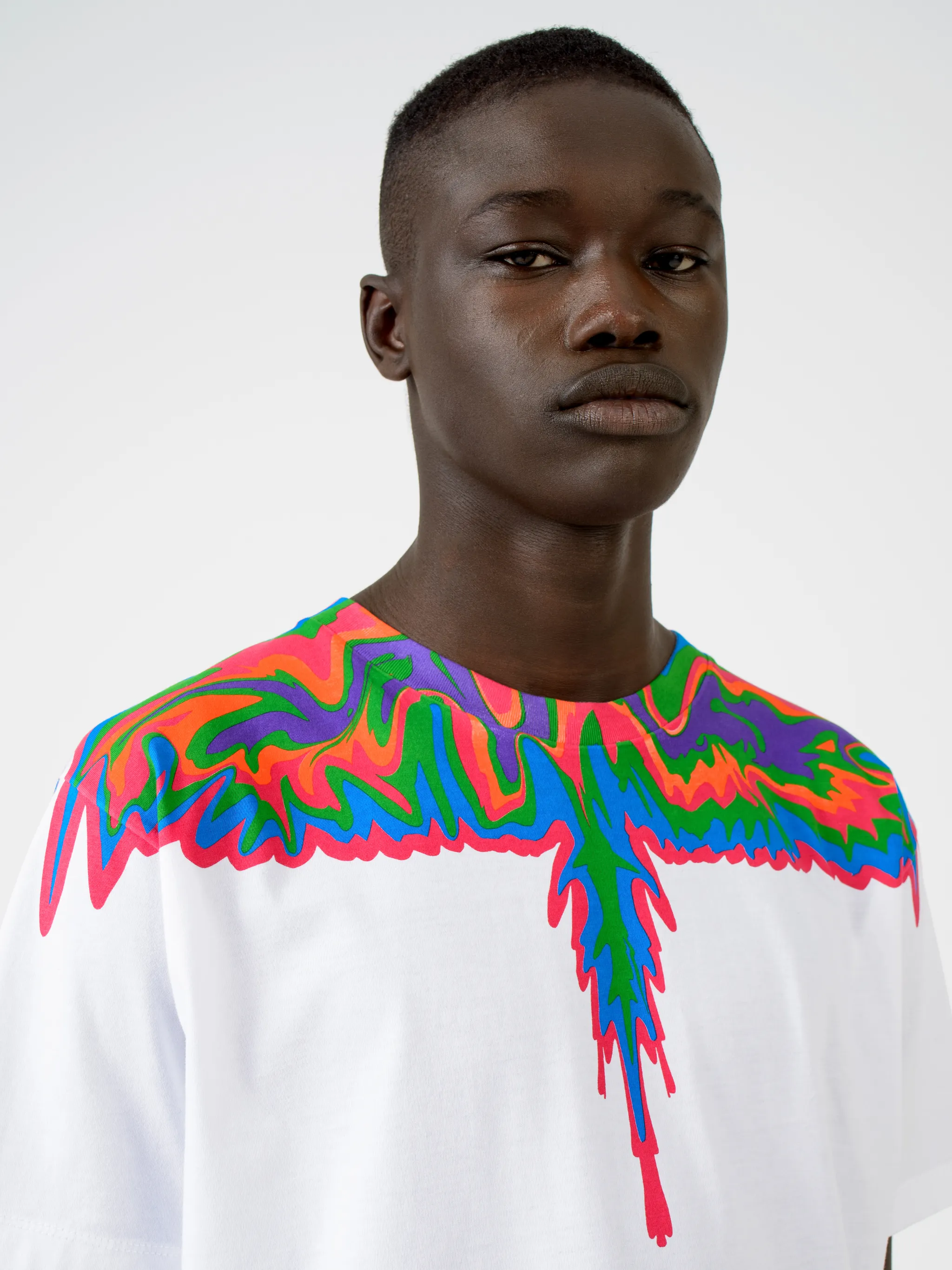 Isn't it about time you spread your wings and take your wardrobe in a different direction? Feel free as a bird with this white cotton Psychedelic Wings T-shirt from Marcelo Burlon County of Milan that has been crafted with lightweight breathable cotton that keeps you feel fresh throughout the day. Your style is about to take flight. Featuring a ribbed crew neck, a jersey knit, a relaxed fit, a straight hem and short sleeves.