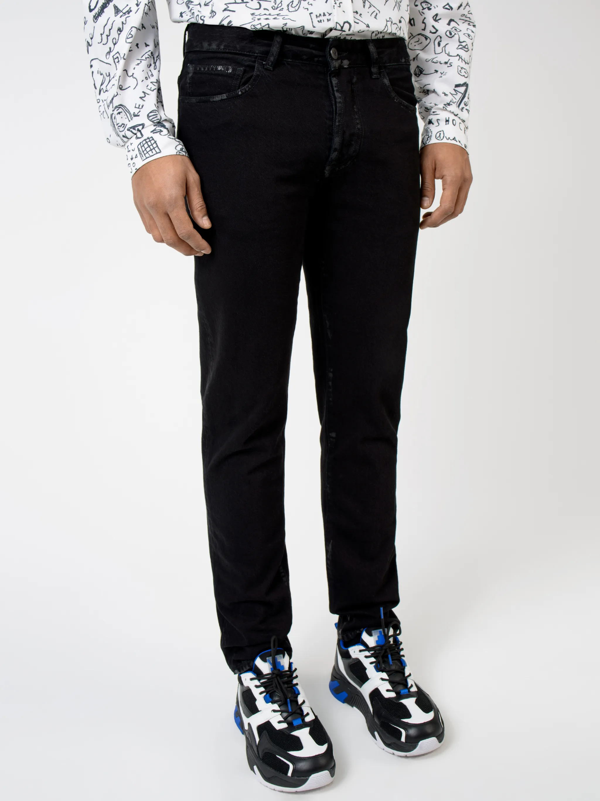 Black cotton-blend Rural Cross slim-fit jeans from Marcelo Burlon County of Milan featuring logo print embellishment, slim cut, belt loops, front button fastening and classic five pockets.