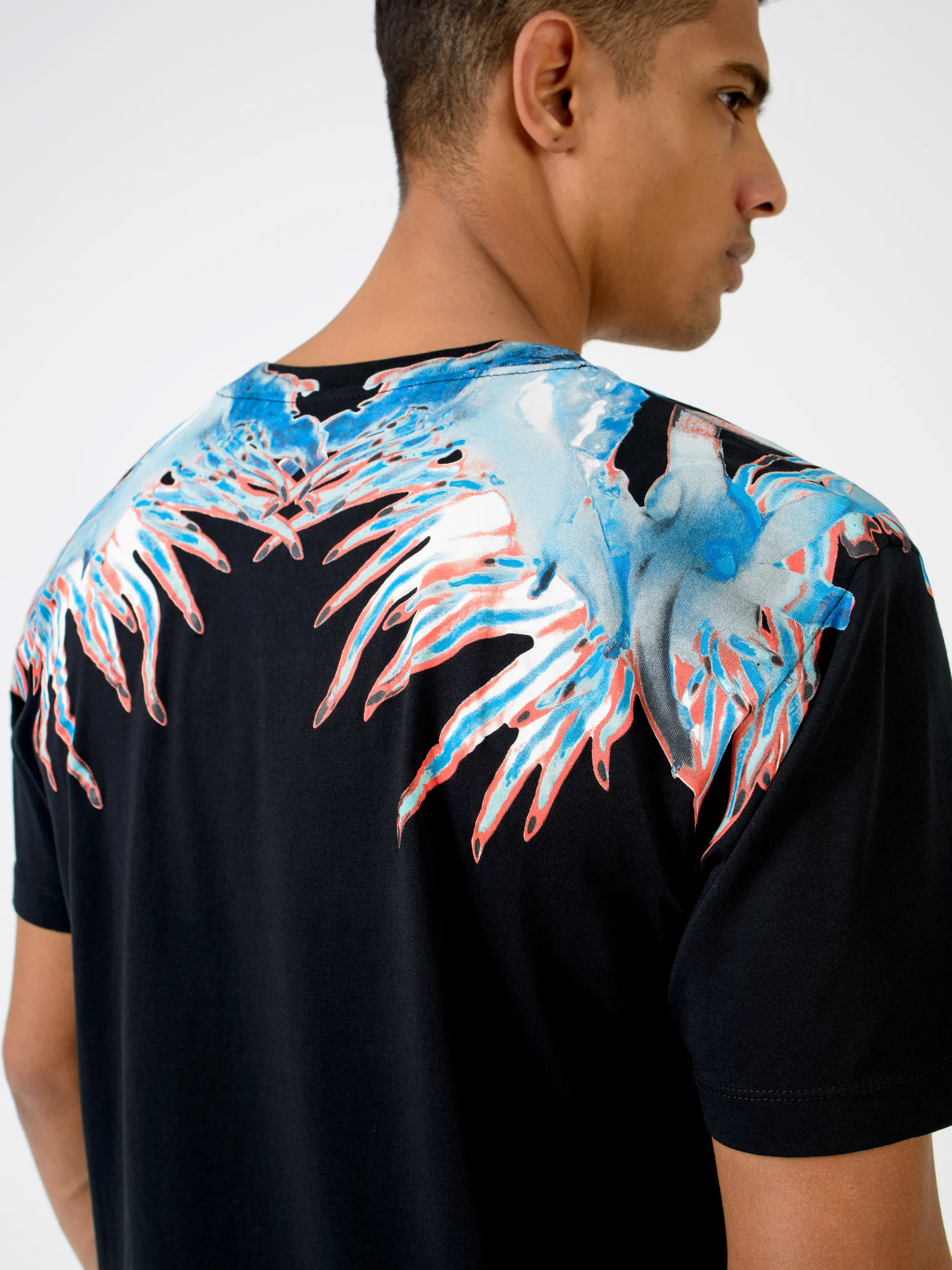 Black cotton Sea Snail-print T-shirt from Marcelo Burlon County of Milan featuring graphic print, round neck, short sleeves and straight hem.