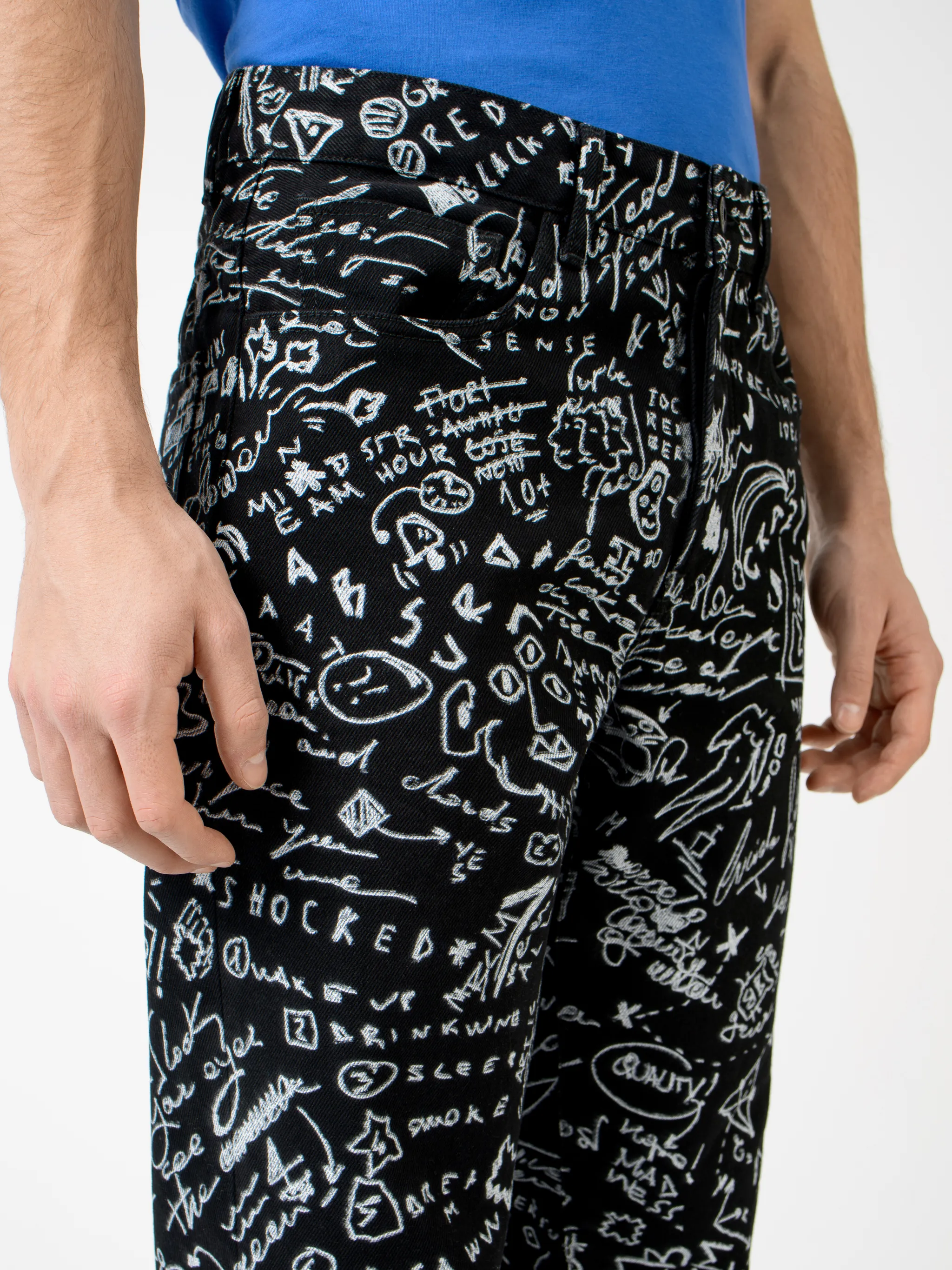 Black/white cotton-blend sketches print slim-fit jeans from Marcelo Burlon County of Milan featuring all-over logo print, slim cut, belt loops, front button fastening and tonal stitching.