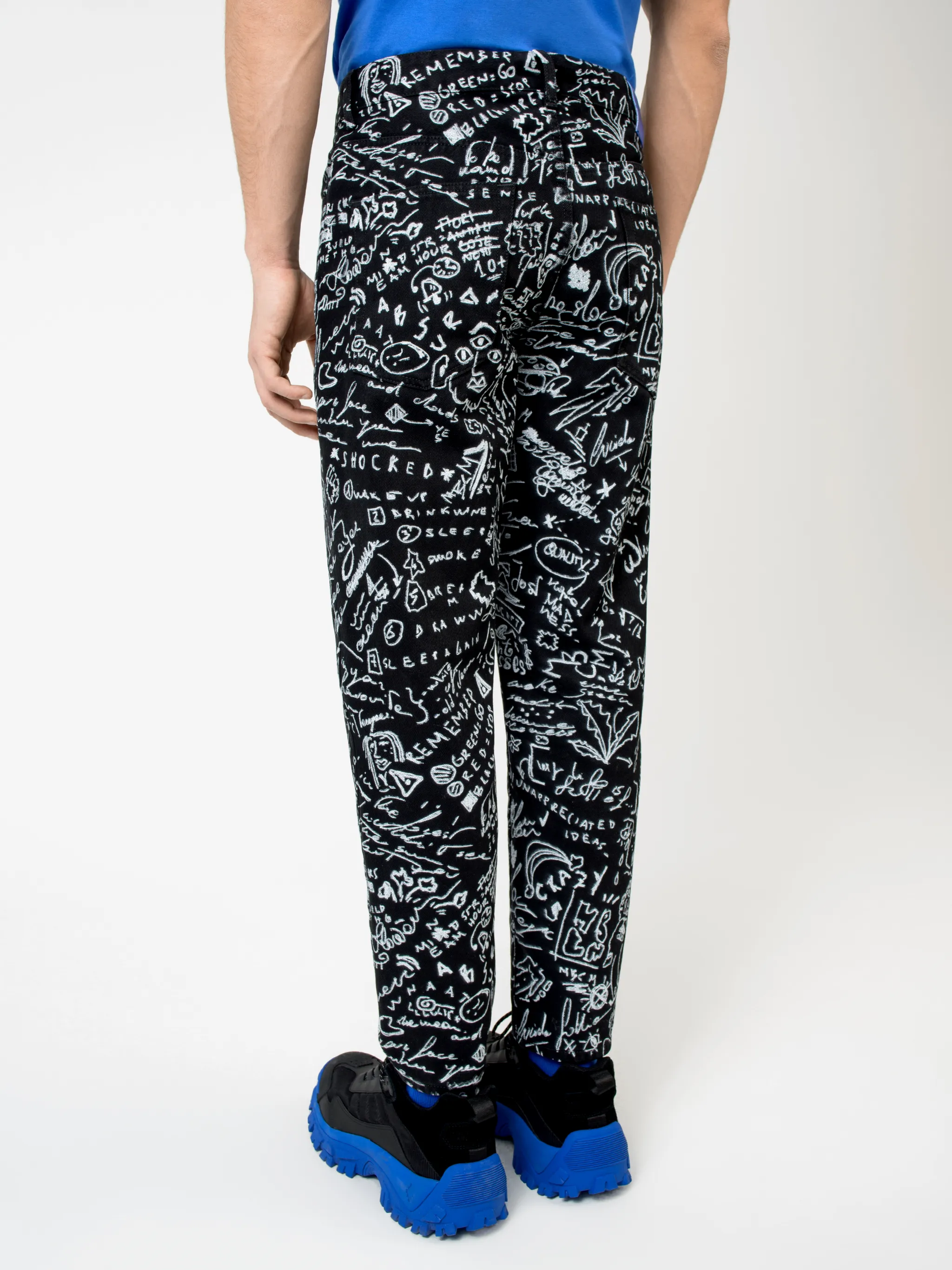 Black/white cotton-blend sketches print slim-fit jeans from Marcelo Burlon County of Milan featuring all-over logo print, slim cut, belt loops, front button fastening and tonal stitching.