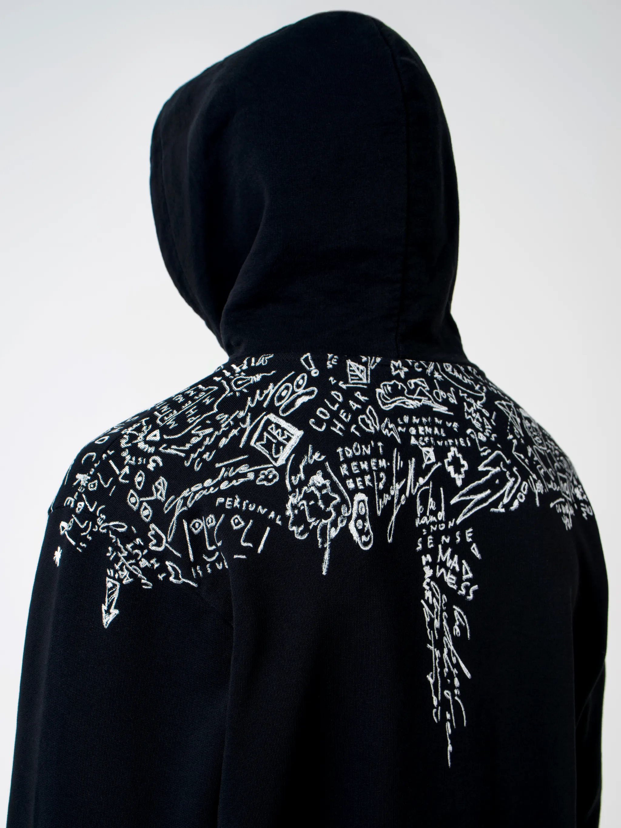 Level up on your casualwear with this black cotton hoodie from Marcelo Burlon County of Milan, printed with doodle logo prints across the chest and shoulders. Get the sketchpad out. Featuring a drawstring hood, a graphic print, long sleeves and a kangaroo pocket.