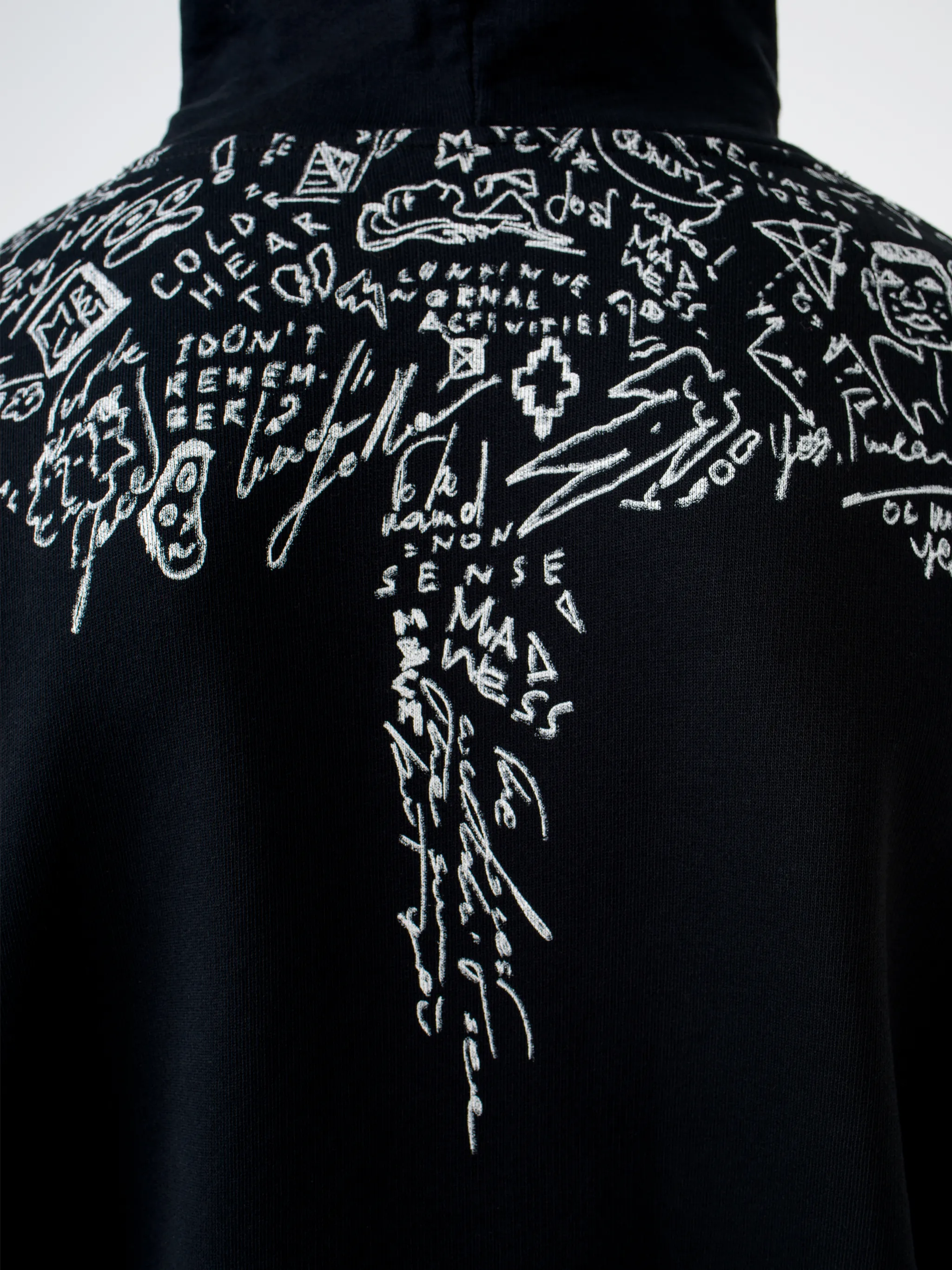 Level up on your casualwear with this black cotton hoodie from Marcelo Burlon County of Milan, printed with doodle logo prints across the chest and shoulders. Get the sketchpad out. Featuring a drawstring hood, a graphic print, long sleeves and a kangaroo pocket.