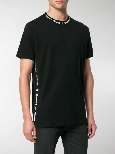 maglia con scritta sul collo