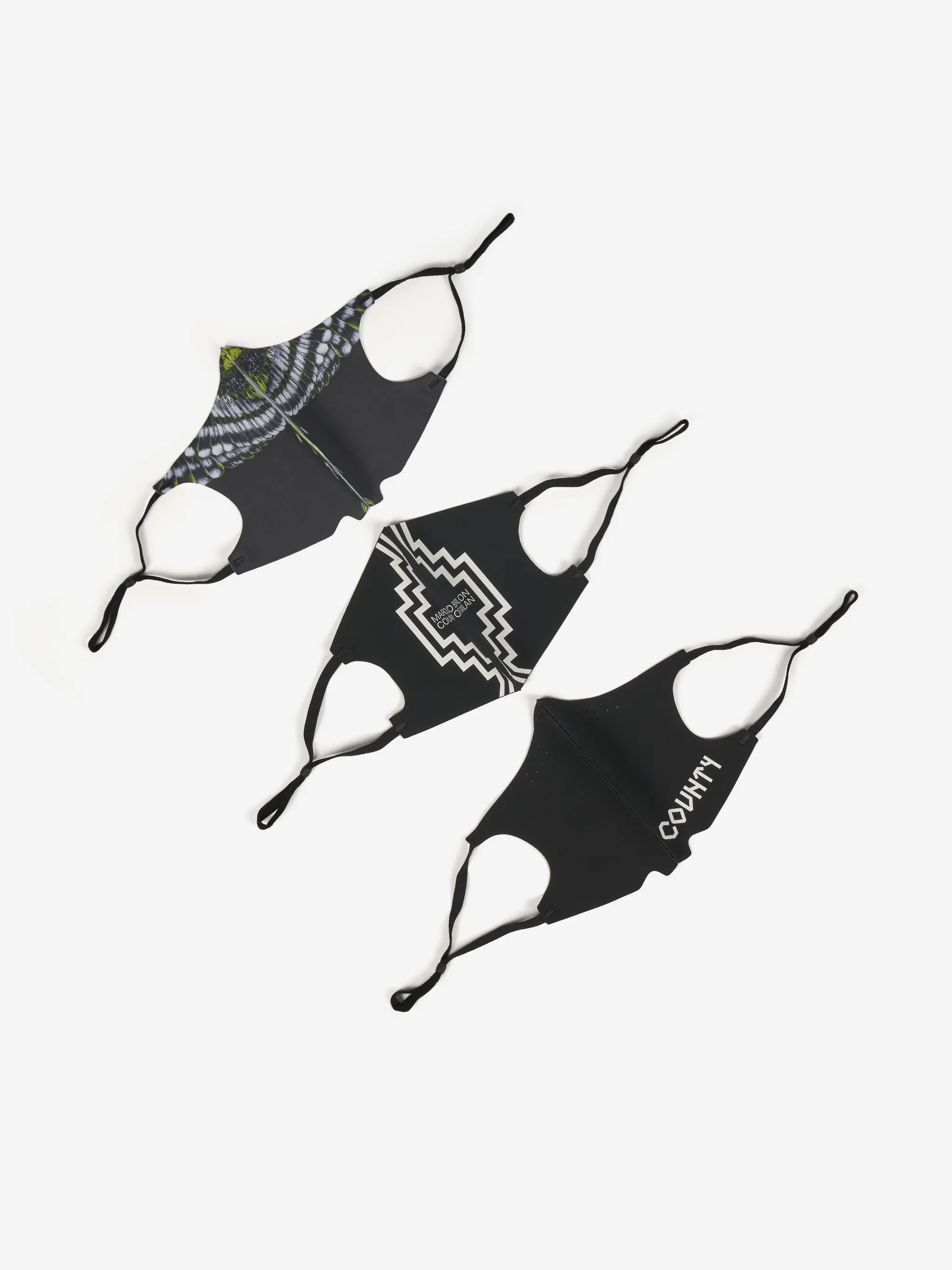 Black/white three-pack face mask set from Marcelo Burlon County of Milan featuring wings print, logo print to the front and adjustable side straps. This face mask is not a suitable substitute for PPE (personal protective equipment) and we at FARFETCH cannot authenticate any claims of medical or protective benefits of its use. Due to the intended purpose of this product, we will not be able to accept returns unless the item is damaged or faulty upon delivery to you..