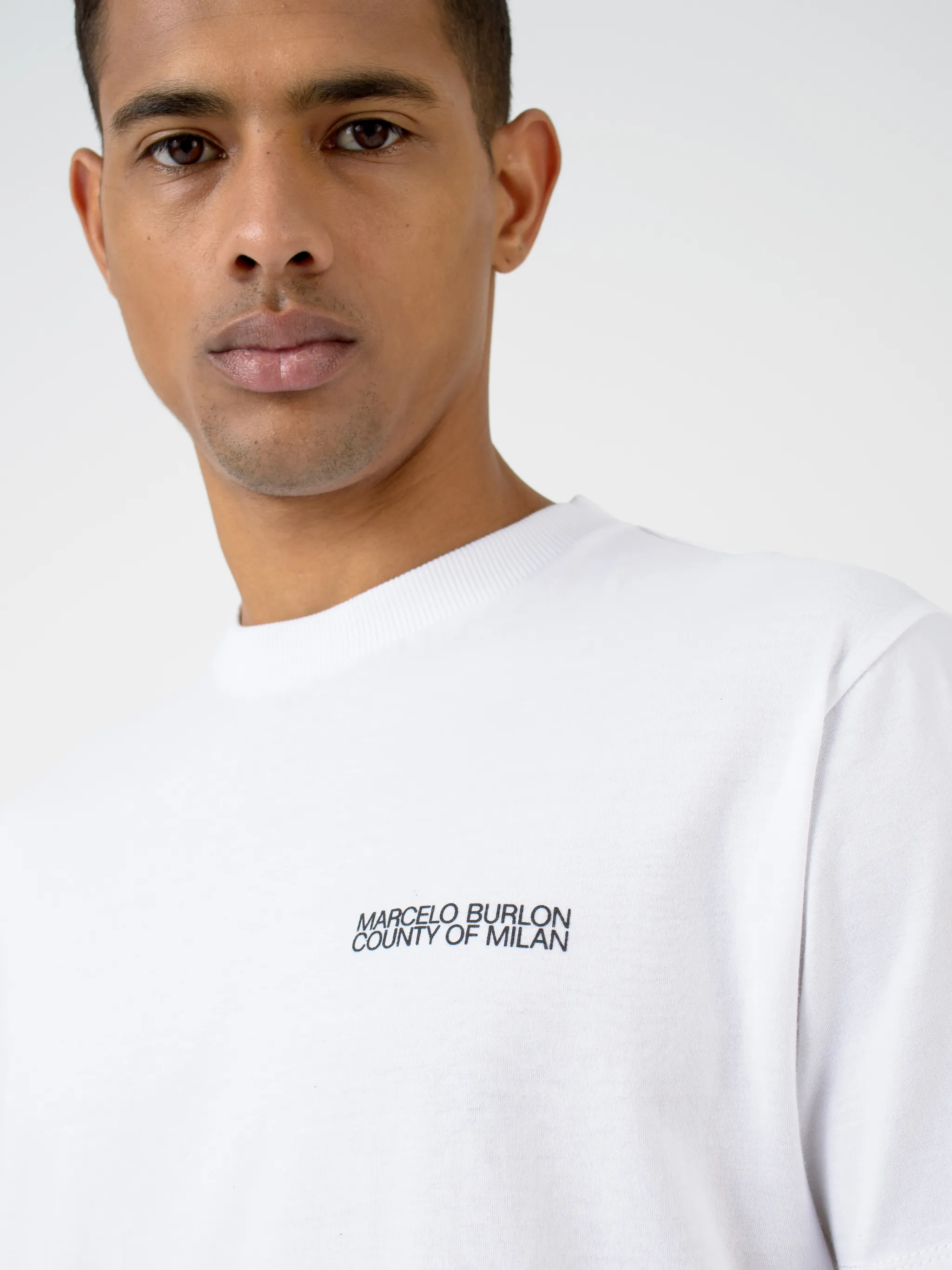 White cotton Triangle Outline crew-neck jumper from Marcelo Burlon County of Milan featuring logo print at the chest, graphic print to the rear, crew neck, short sleeves and straight hem.