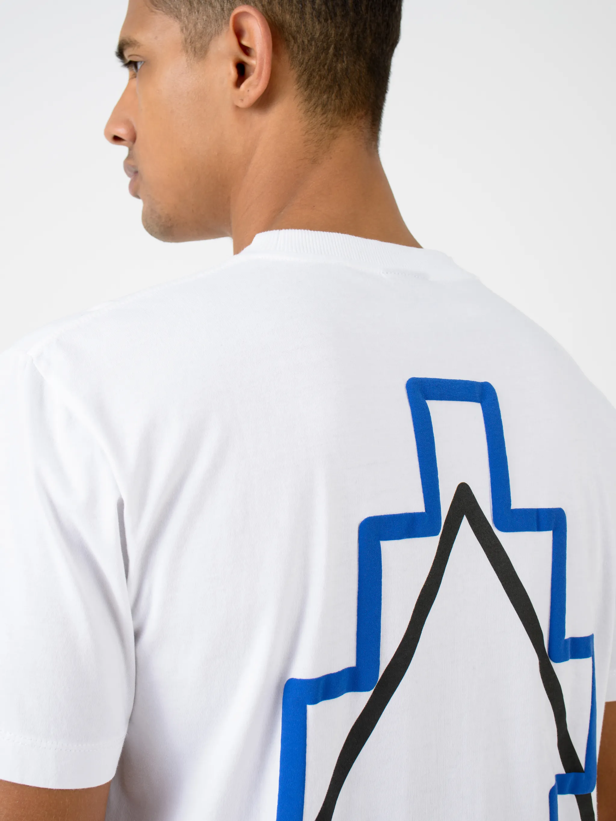 White cotton Triangle Outline crew-neck jumper from Marcelo Burlon County of Milan featuring logo print at the chest, graphic print to the rear, crew neck, short sleeves and straight hem.