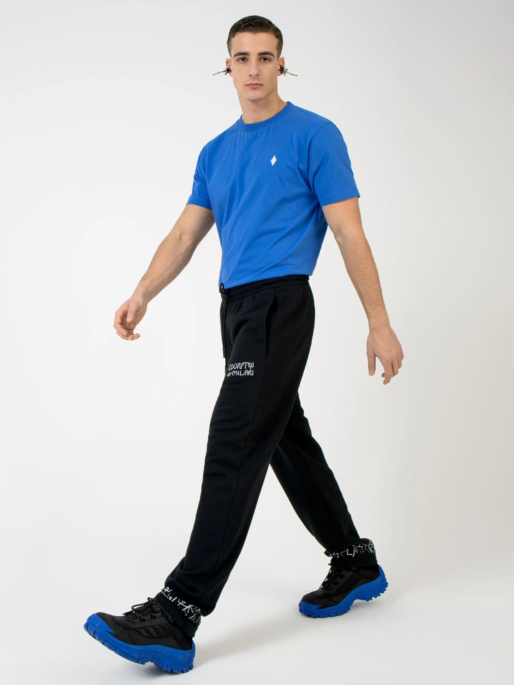 Comfort is key. These black cotton embroidered sweatpants from Marcelo Burlon County of Milan will ensure you look as good as you feel. That's Sunday's outfit sorted. Featuring an elasticated drawstring waist, side pockets, a tapered leg and an embroidered design.