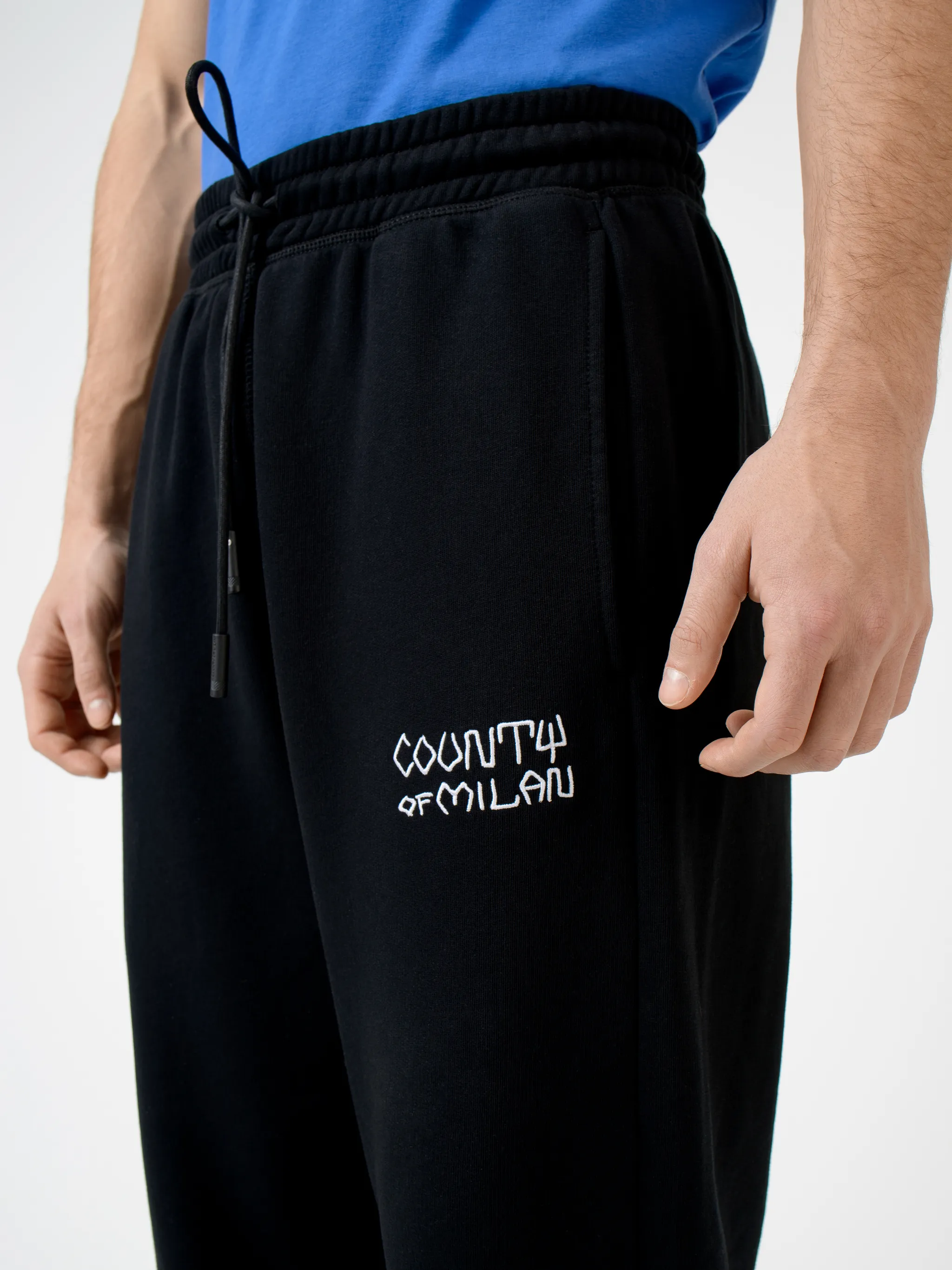 Comfort is key. These black cotton embroidered sweatpants from Marcelo Burlon County of Milan will ensure you look as good as you feel. That's Sunday's outfit sorted. Featuring an elasticated drawstring waist, side pockets, a tapered leg and an embroidered design.