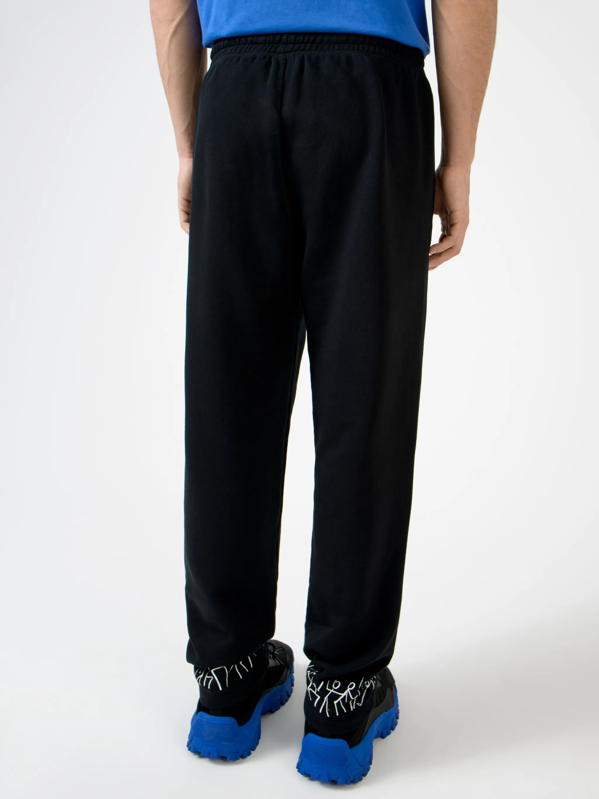Comfort is key. These black cotton embroidered sweatpants from Marcelo Burlon County of Milan will ensure you look as good as you feel. That's Sunday's outfit sorted. Featuring an elasticated drawstring waist, side pockets, a tapered leg and an embroidered design.
