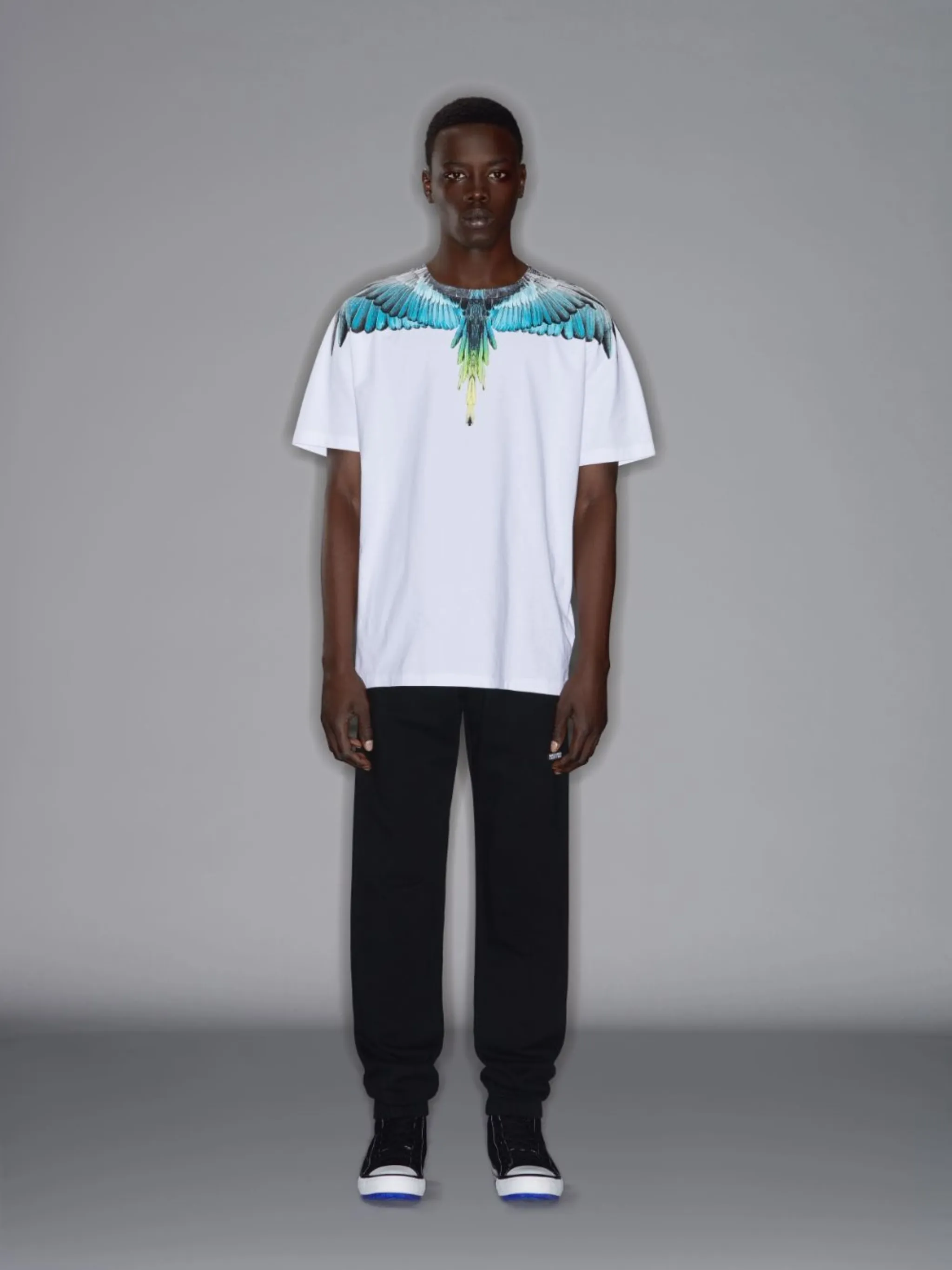 White cotton Wings print T-shirt from Marcelo Burlon County of Milan featuring round neck, jersey knit, straight hem and short sleeves.