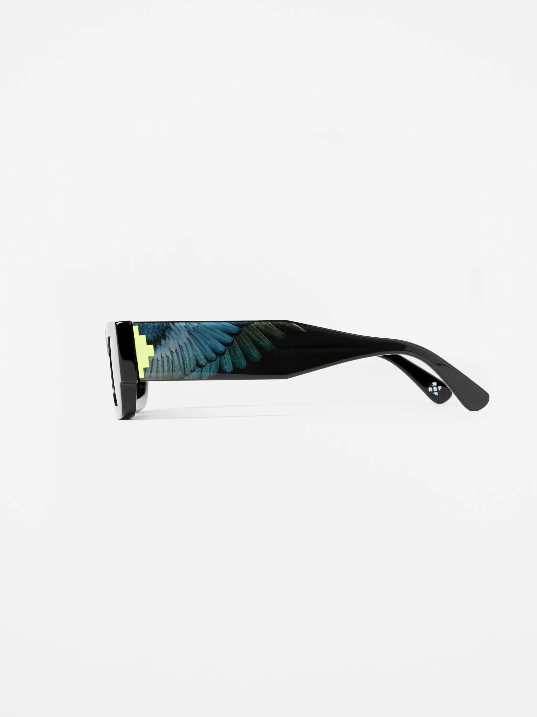 Black acetate wings lowrider sunglasses from Marcelo Burlon County of Milan featuring curved tips, oversize arms, logo-embossed arm, grey tinted lenses and logo plaque at the arm. We know you'll look after them, but these glasses come with protection, just in case.