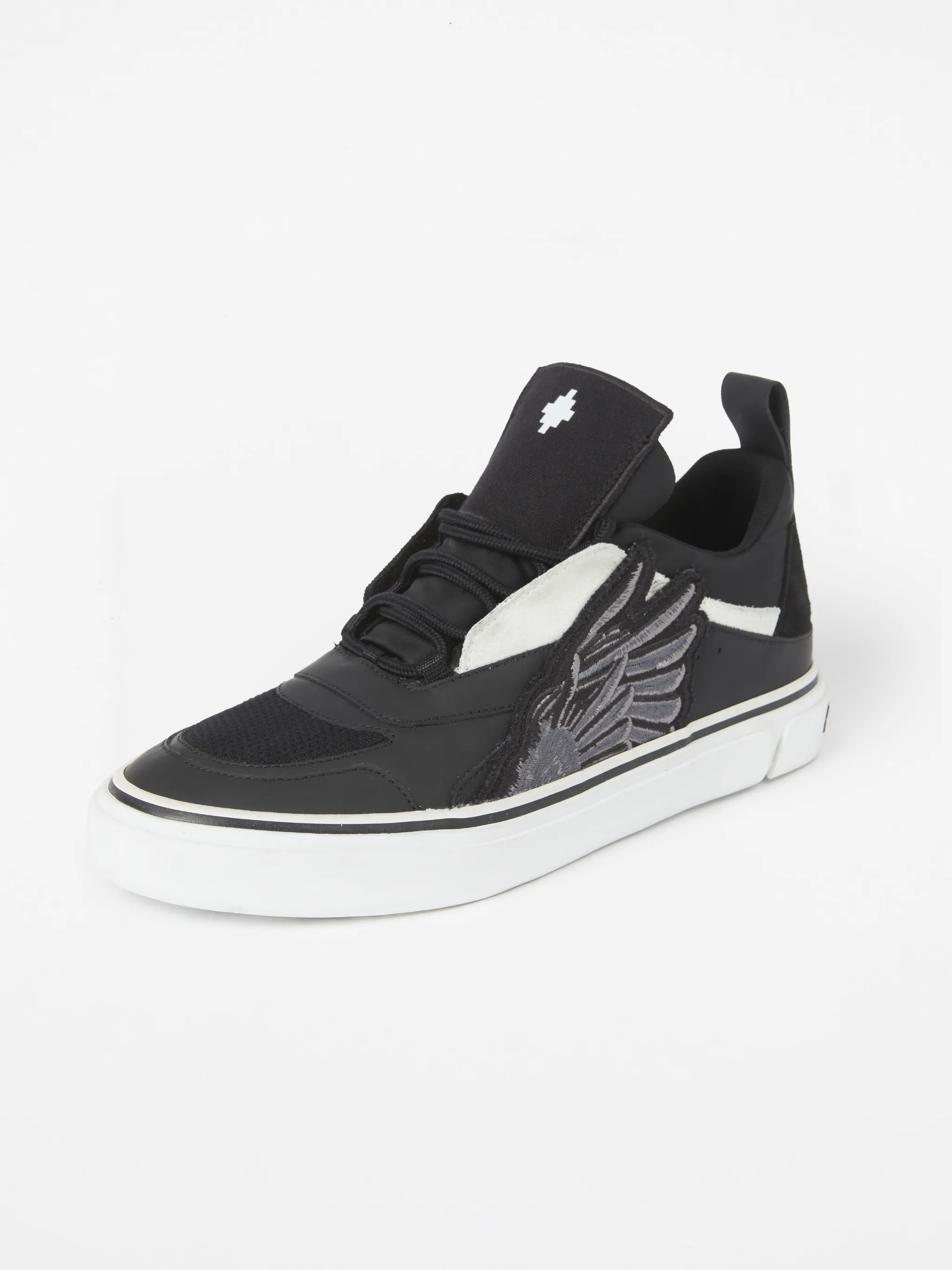 Black/white leather/cotton Wings-print low-top sneakers from Marcelo Burlon County of Milan featuring wings print, logo print to the rear, panelled design, logo-print tongue, pull-tab at the heel, round toe, front lace-up fastening and rubber sole.