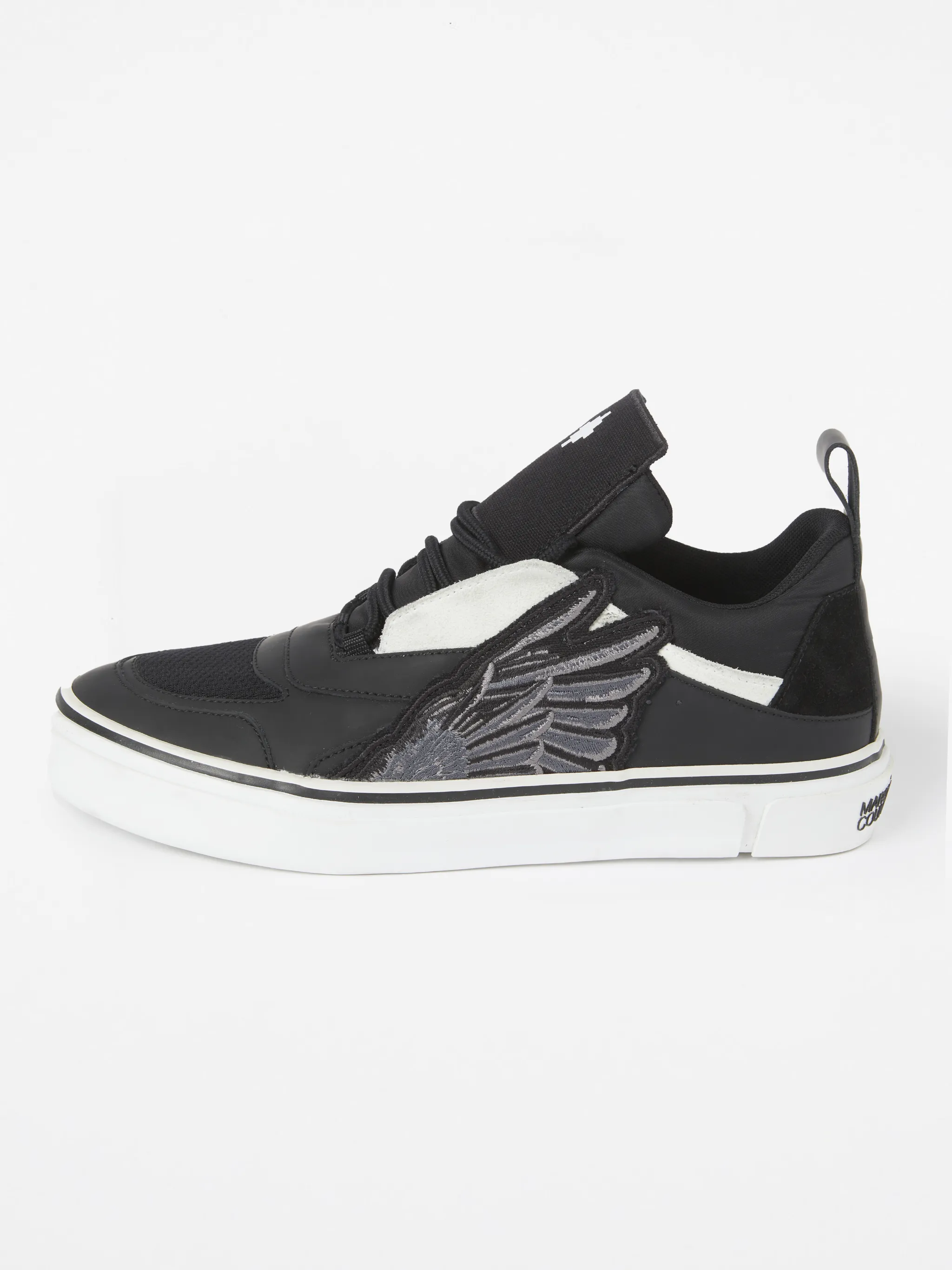 Black/white leather/cotton Wings-print low-top sneakers from Marcelo Burlon County of Milan featuring wings print, logo print to the rear, panelled design, logo-print tongue, pull-tab at the heel, round toe, front lace-up fastening and rubber sole.