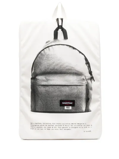 Zaino Poster con stampa grafica x Eastpak | MM6 Maison Margiela | Eraldo.com