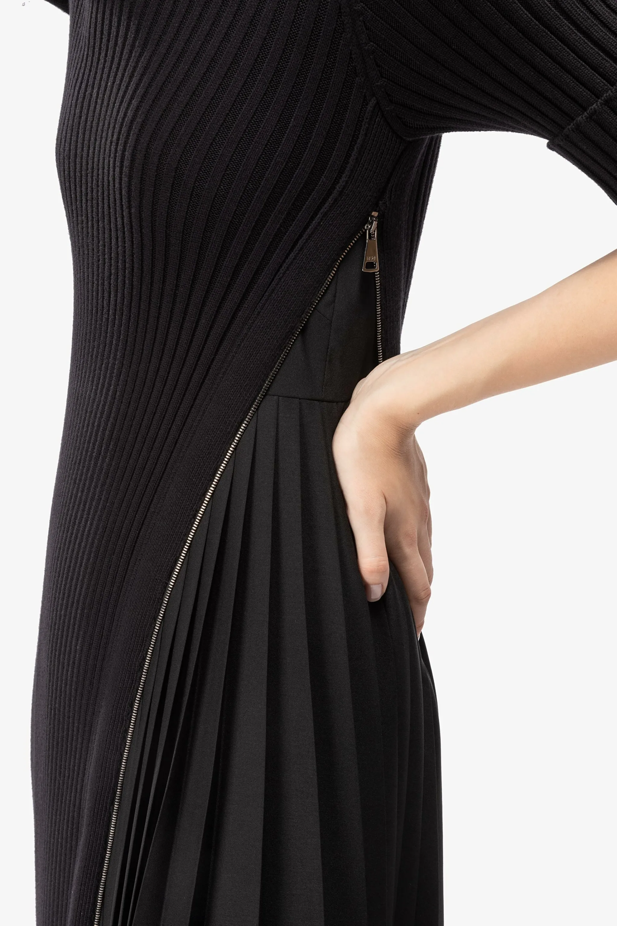 Pleated RibbedKnit Side Zip Dress in black N°21 Official Online Store