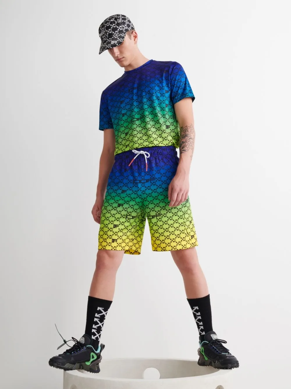 Arrows gradient print shorts in blue Off White Official BE