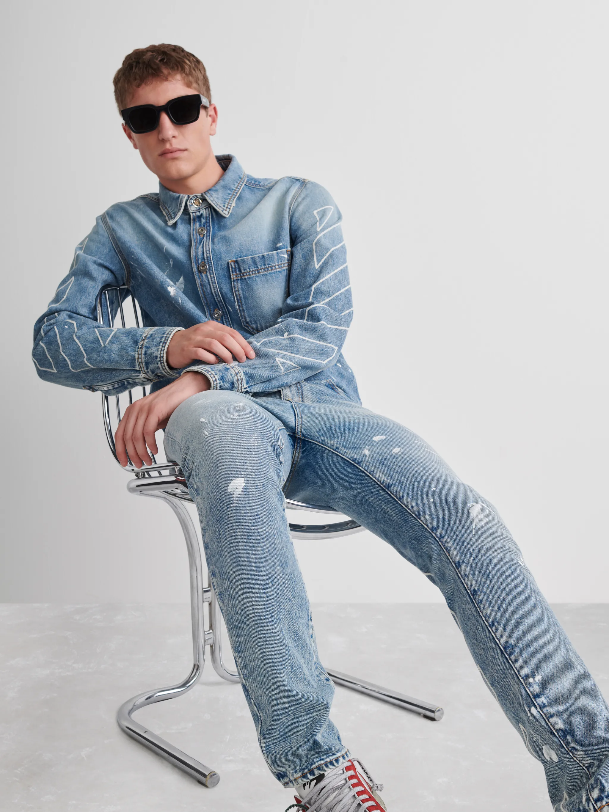 JEANS SKINNY CON MOTIVO STRISCE OBLIQUE EFFETTO VERNICE