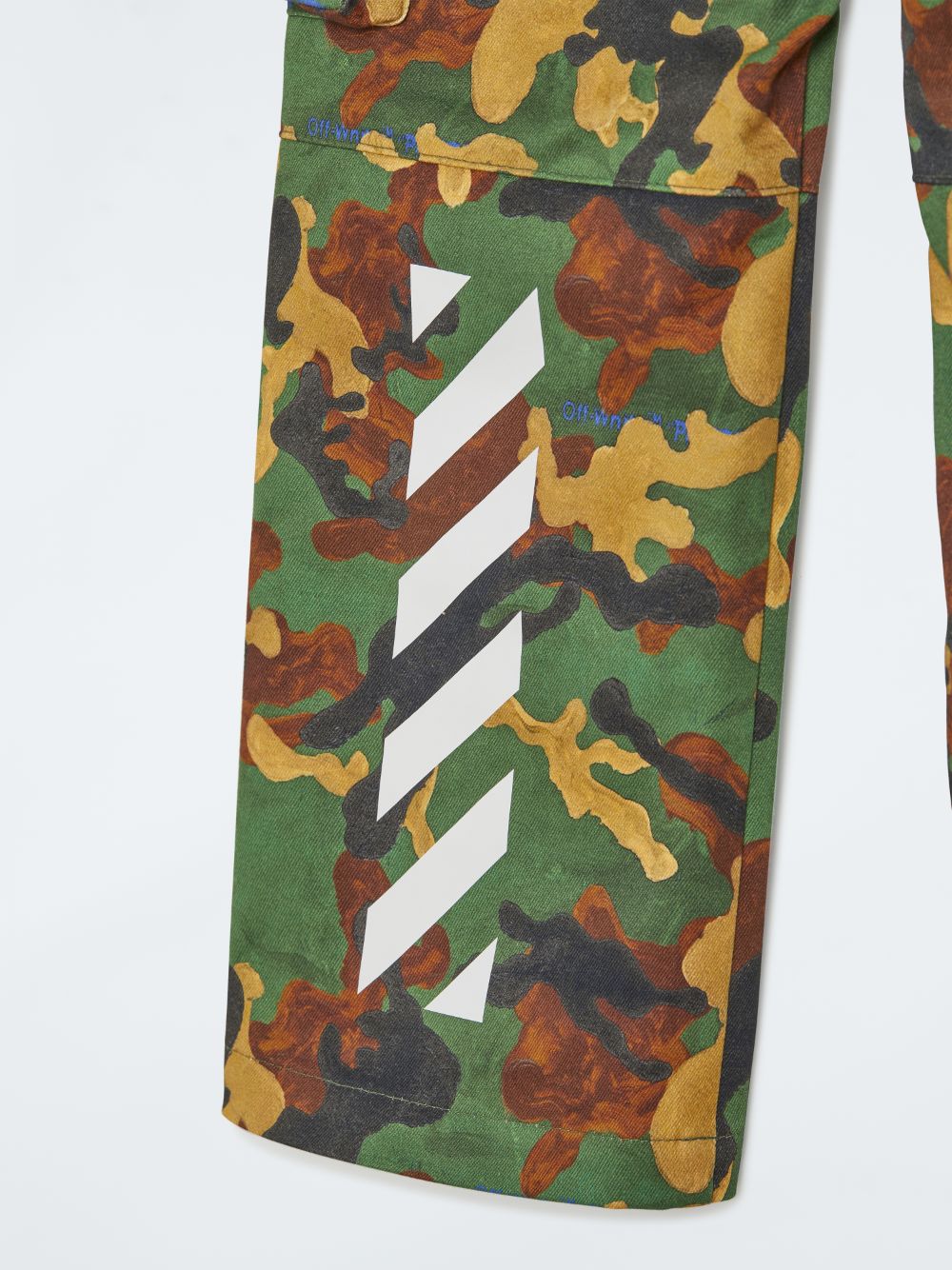 Hose mit Camouflage-Muster