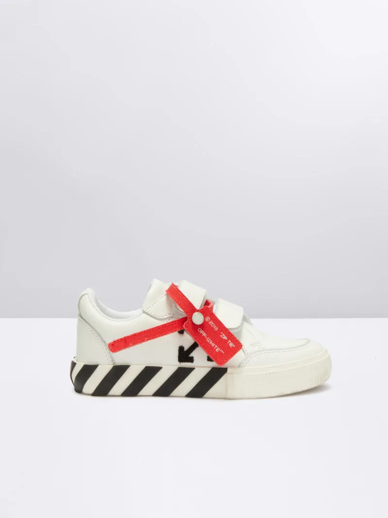 VULKANISIERTE SNEAKER MIT KLETTVERSCHLUSS