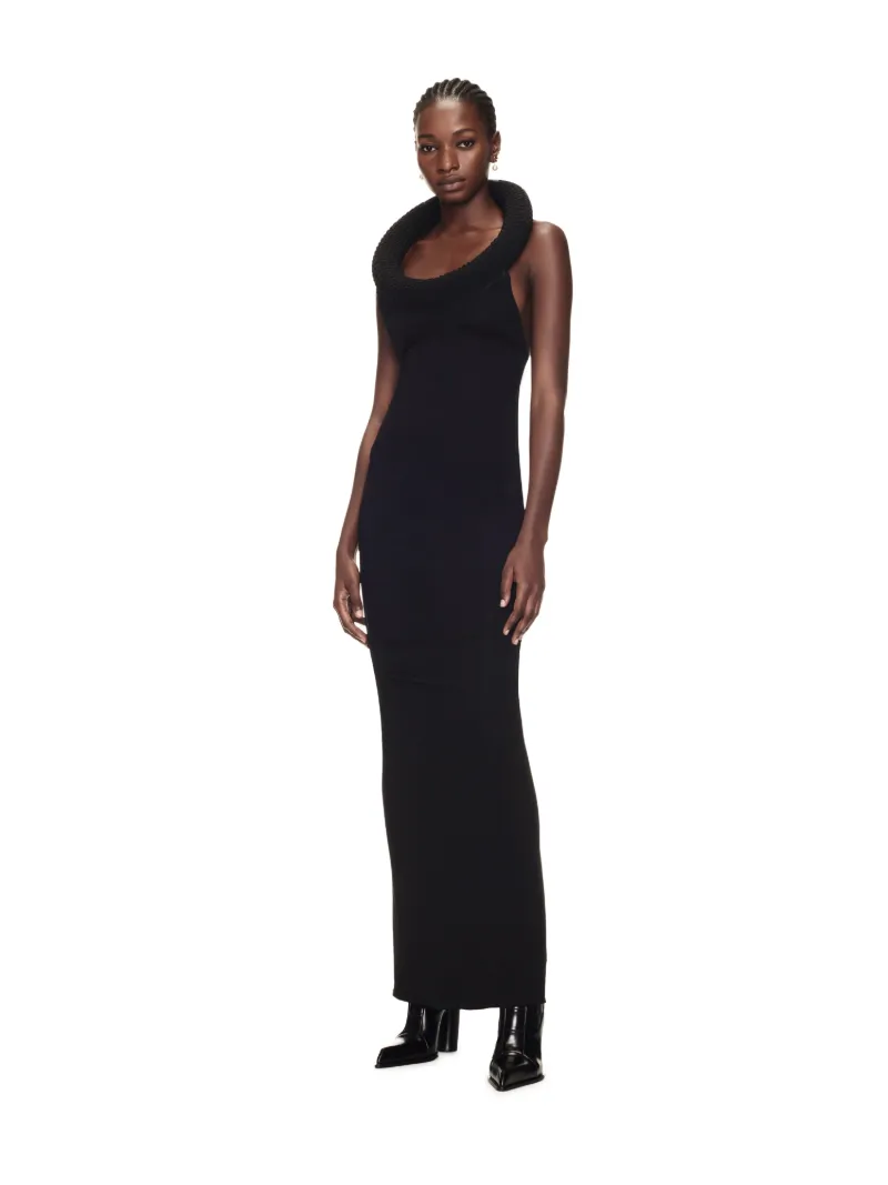 Langes Kleid mit schlauchförmigem Ausschnitt