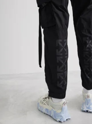 PANTALONI AFFUSOLATI CON TASCHE CARGO