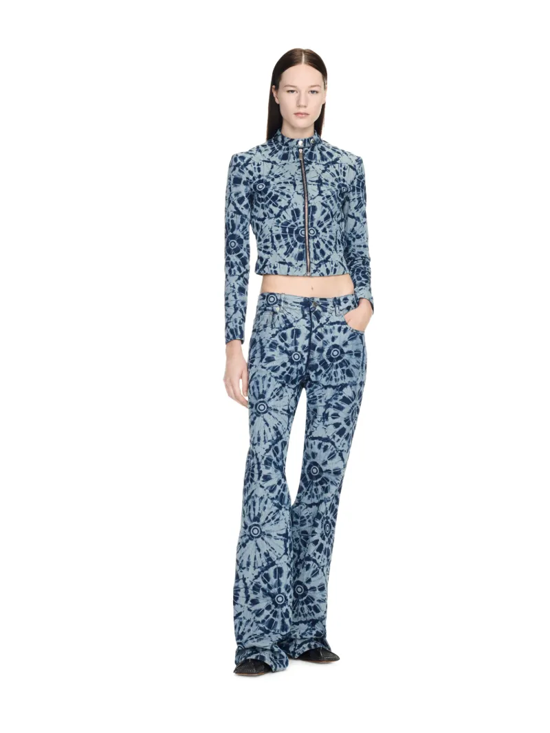 Schlagjeans mit Batikmuster