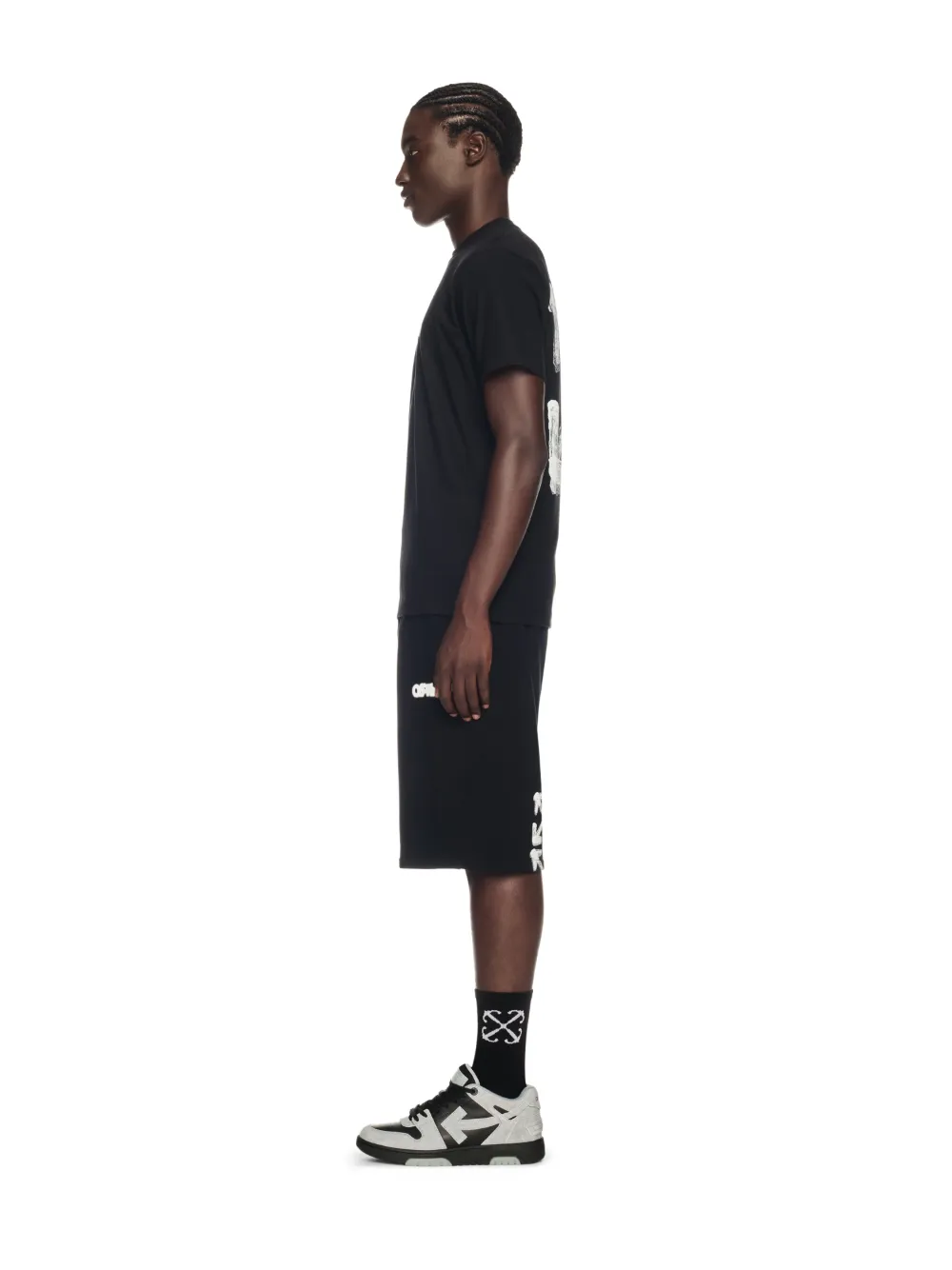 Schwarzes T-Shirt mit gesprühtem Pfeil-Motiv