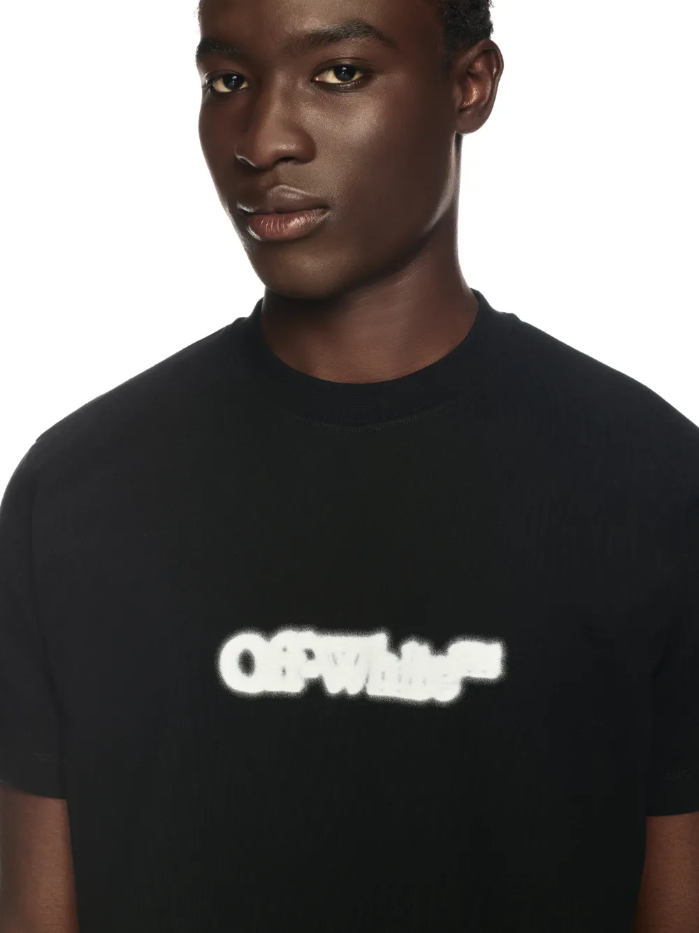 Schwarzes T-Shirt mit gesprühtem Pfeil-Motiv