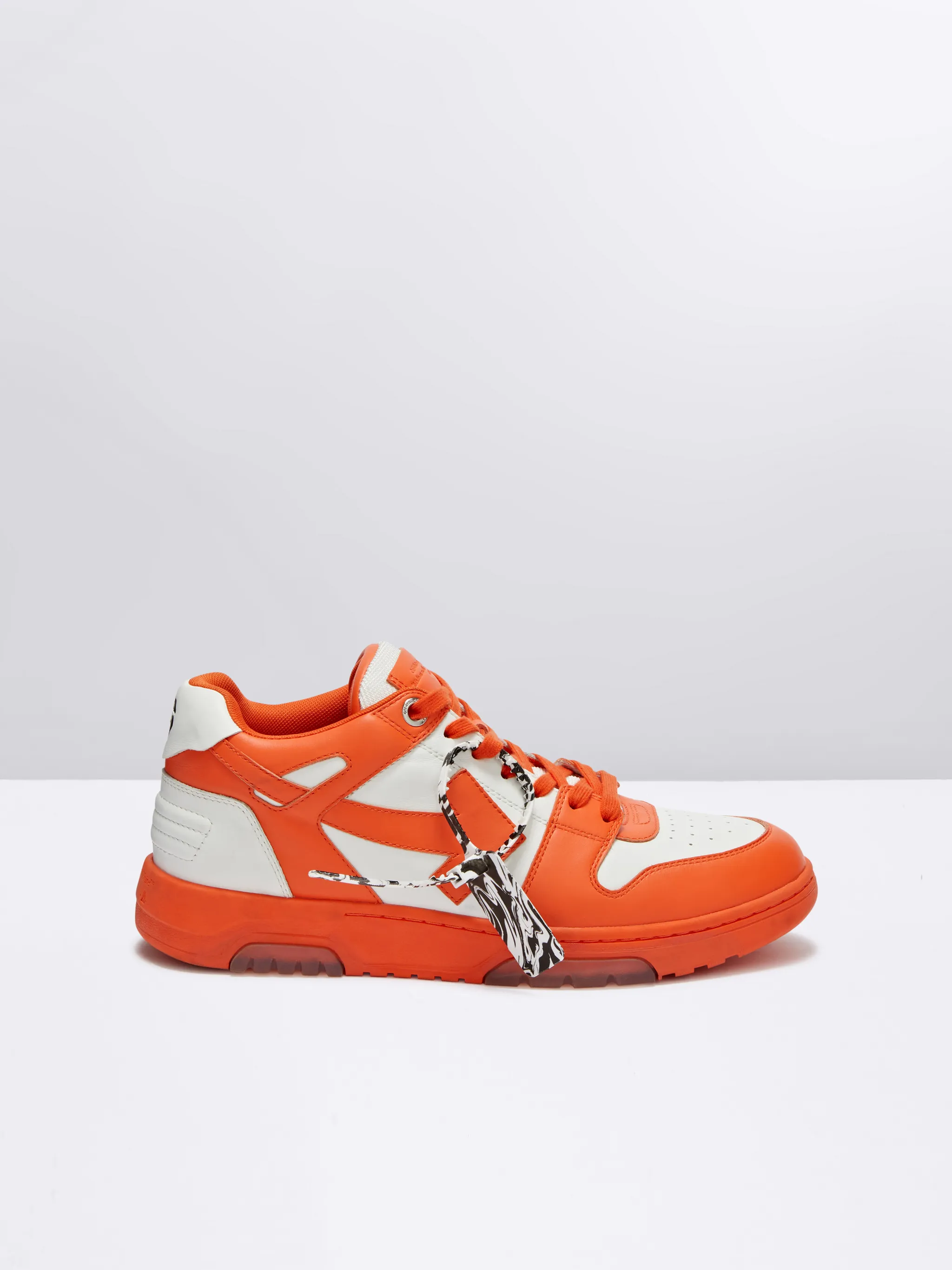SNEAKERS OUT OF OFFICE \