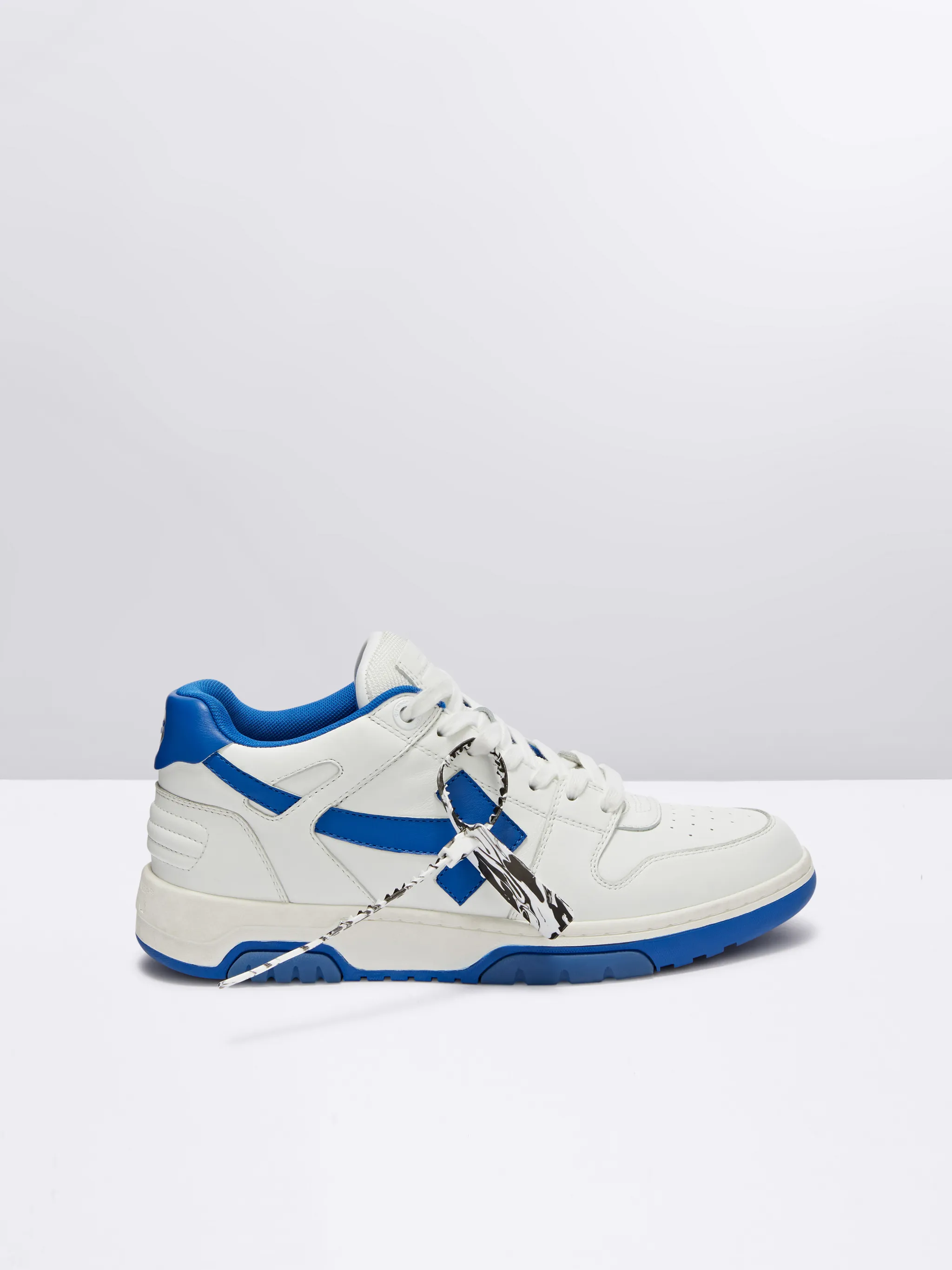 SNEAKERS OUT OF OFFICE \