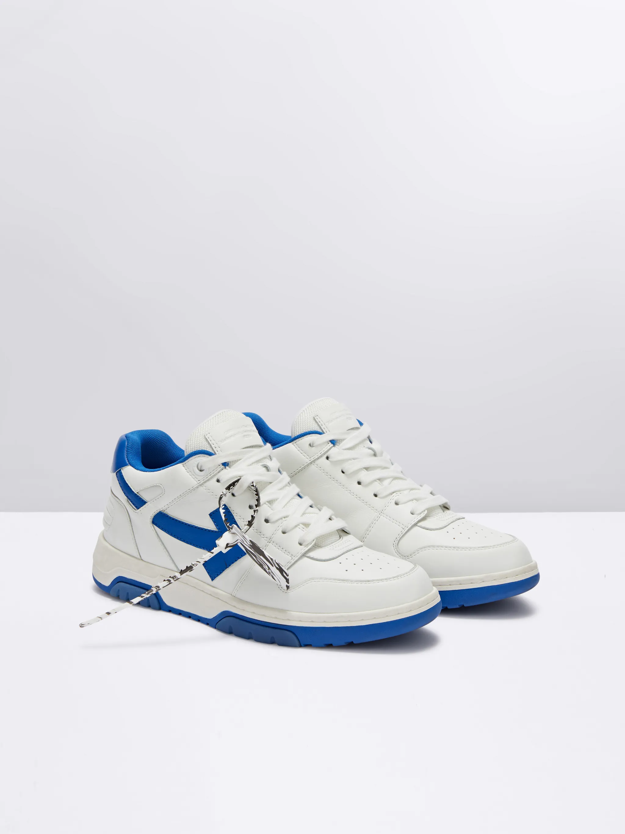 SNEAKERS OUT OF OFFICE \